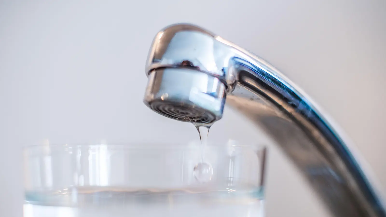 In mehreren Ortsteilen von Theisseil kommt derzeit kein Wasser aus der Leitung. Grund dafür ist ein Wasserrohrbruch an der Kreisstraße NEW 27. (Symbolbild: Lino Mirgeler/dpa)