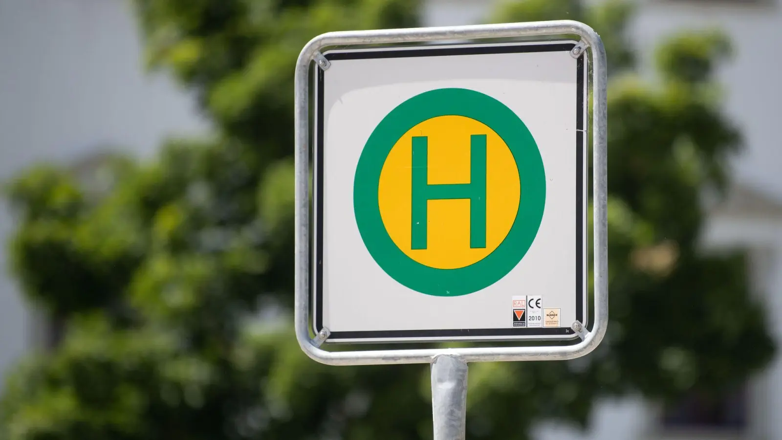 Während der Lintacher Kirwa müssen Fahrgäste der Buslinie 459 eine Ersatzhaltestelle nutzen. (Symbolbild: Marijan Murat/dpa)