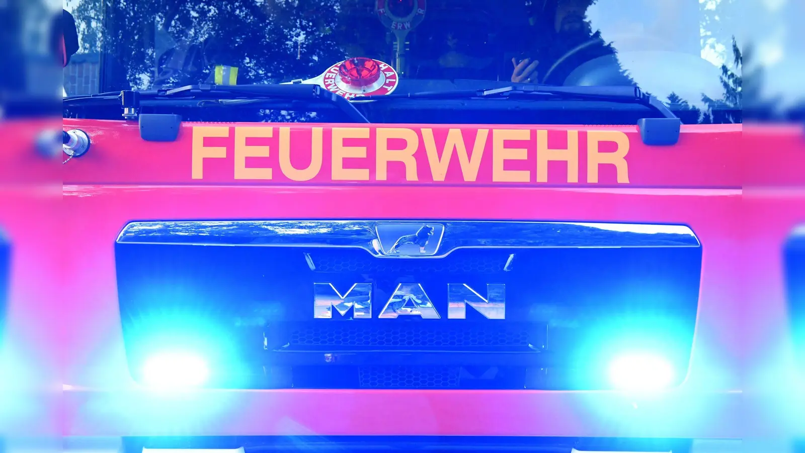 Ein Großbrand in Kaimling bei Vohenstrauß zerstört eine Scheune vollständig. 150 Einsatzkräfte und rund 30 Fahrzeuge sind im nächtlichen Einsatz.  (Symbolbild: Carsten Rehder/dpa)