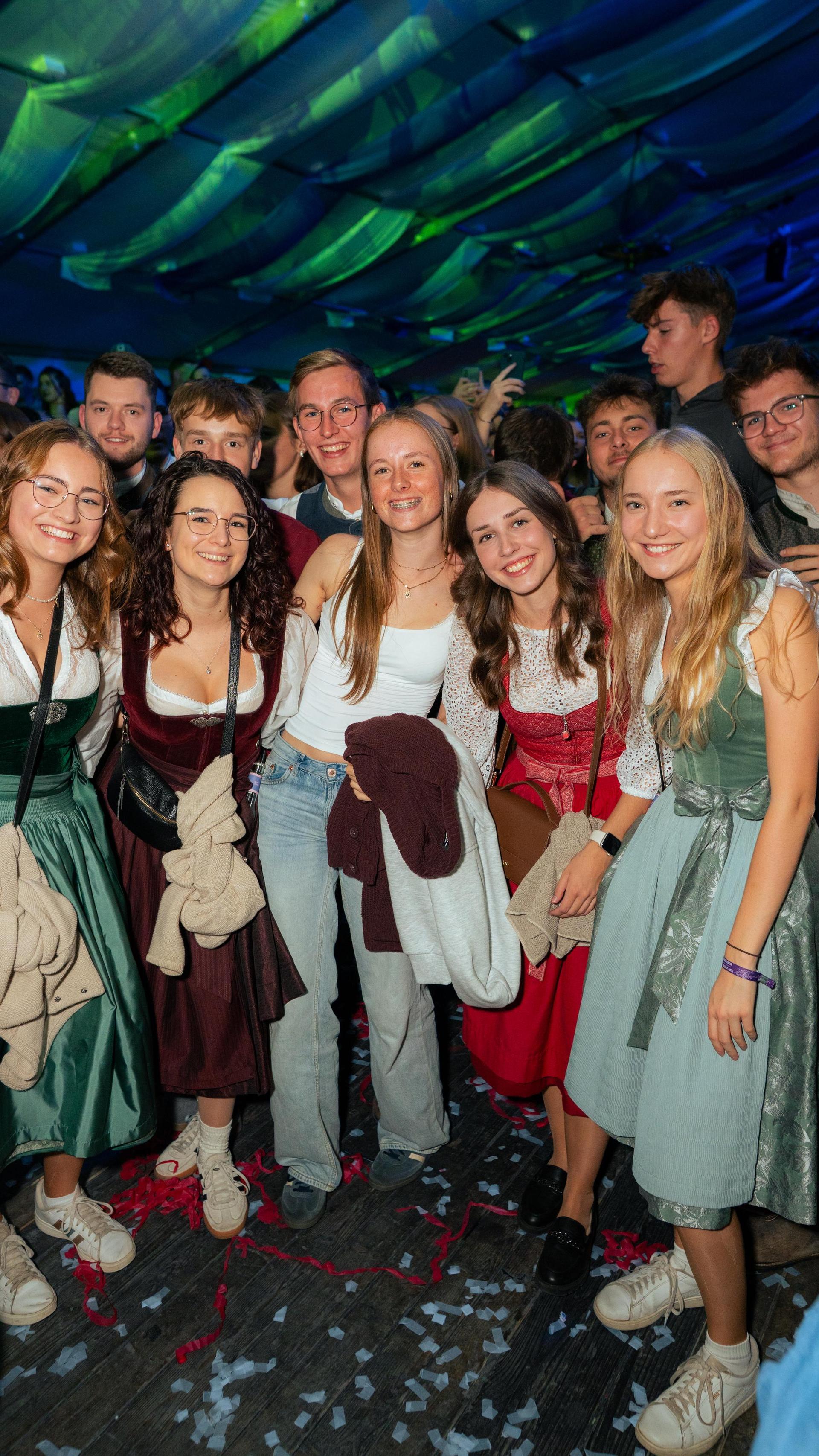 Sonntagabend auf der Pfreimder Kirwa. (Bild: Hannes Stock)