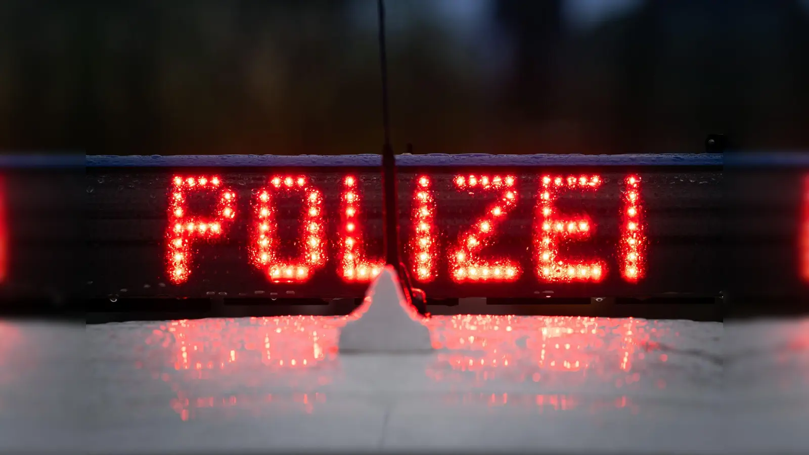 Unbekannte entwenden ein Rohr aus einem Teich in Götzendorf bei Schmidgaden, was zu einem Wasserverlust von 2500 Kubikmetern führt. Die Polizei sucht nach Zeugen. (Symbolbild: Soeren Stache/dpa)