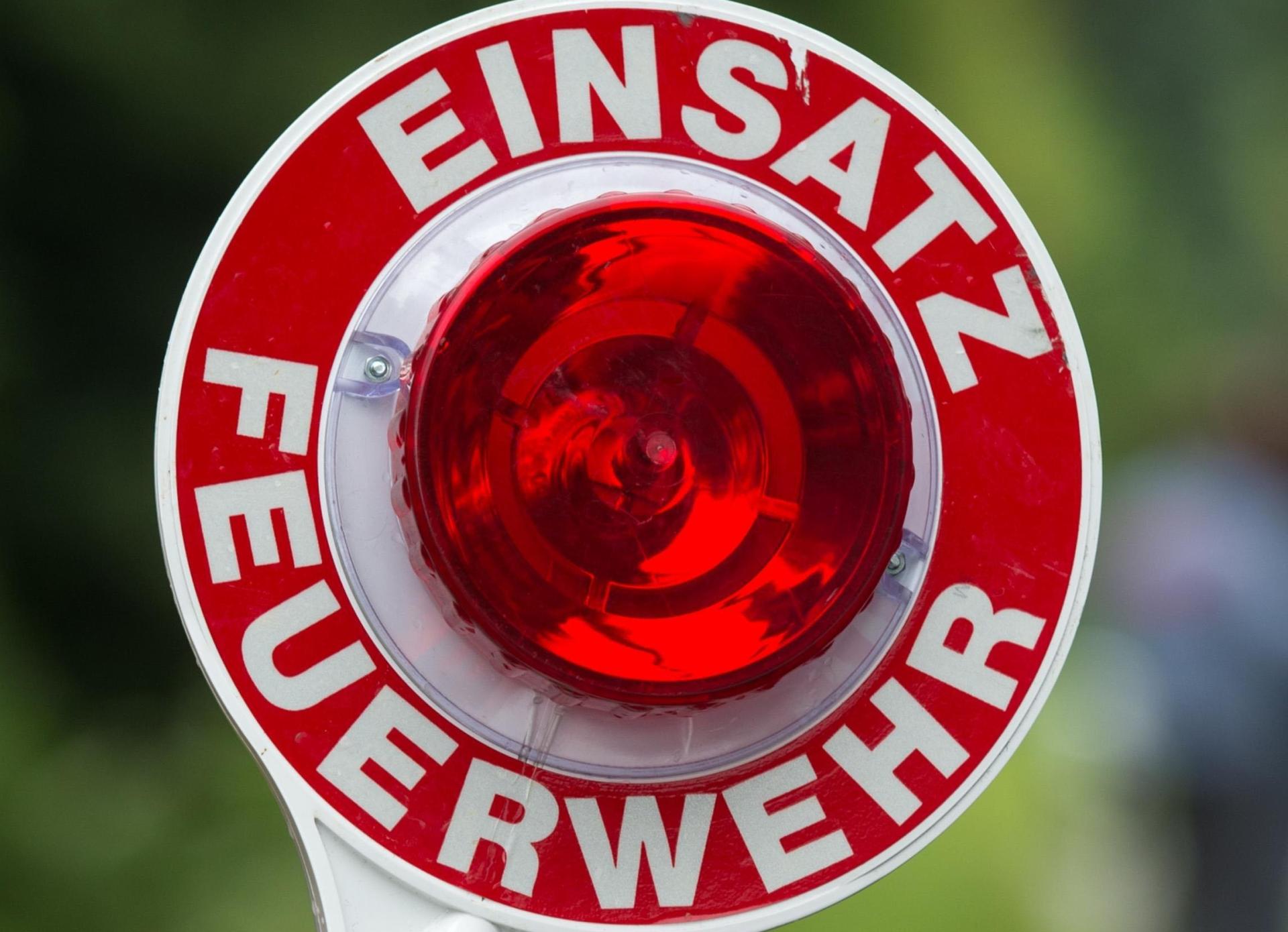 Ein Auto ist in Neukirchen bei Sulzbach-Rosenberg nach einem Brand im Aschenbecher ausgebrannt. (Symbolbild: Armin Weigel/dpa)