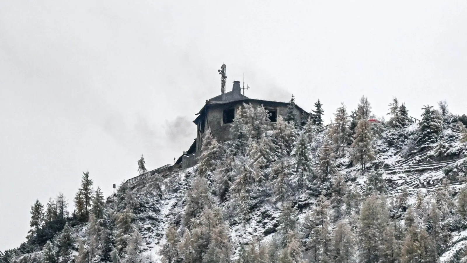 Das Feuer beschädigte das historische Gebäude schwer. (Bild: Jason Tschepljakow/dpa)