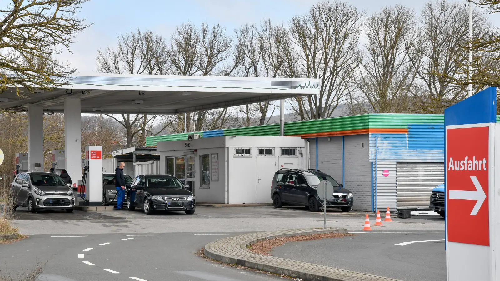 Die Tankstelle auf dem Gelände des ehemaligen Real-Markts in Amberg. Hier werden die Kunden nur noch ein paar Monate lang Kraftstoff zapfen können.  (Archivbild: Petra Hartl)