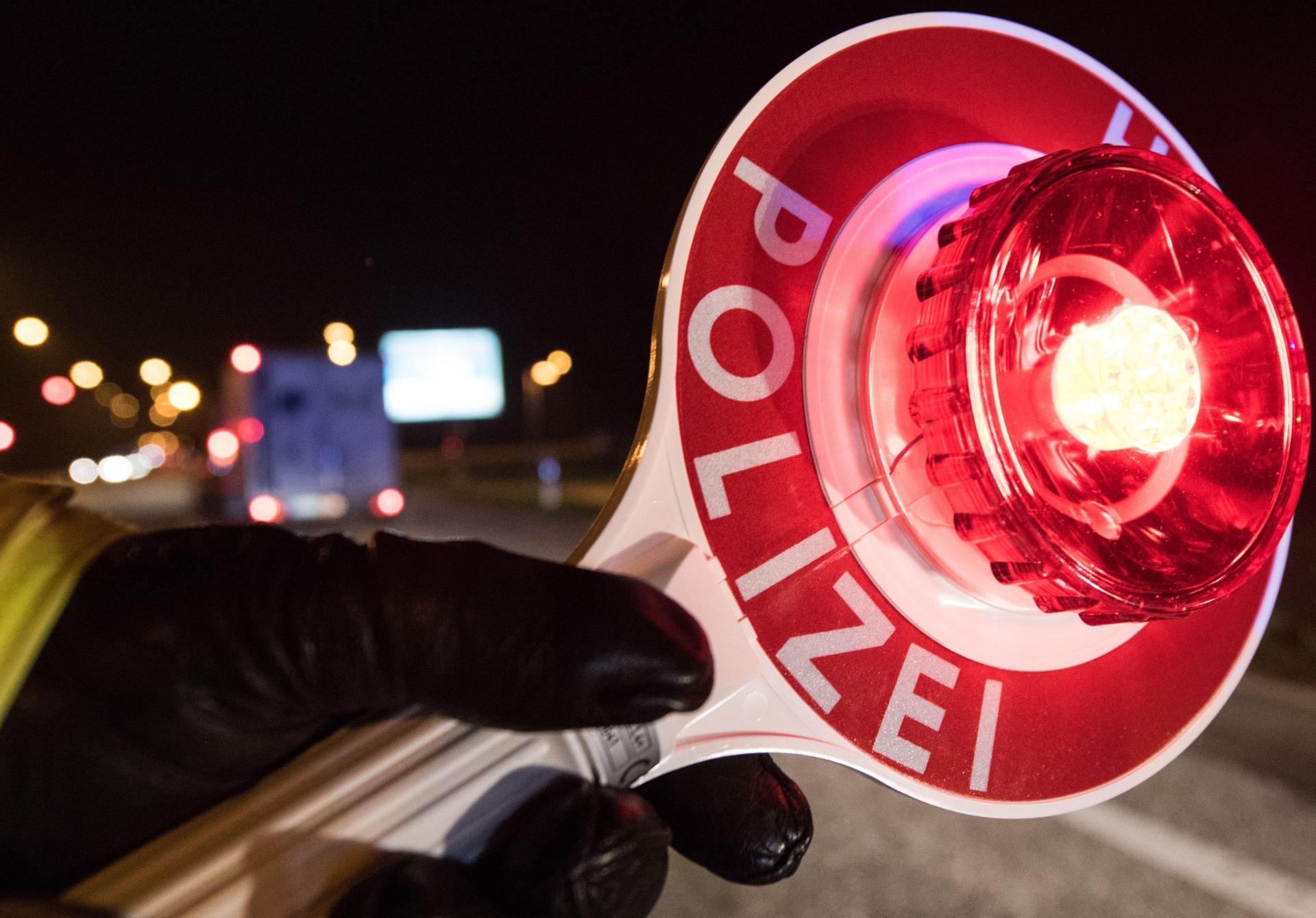 Ein 25-Jähriger soll in Weiden ohne Fahrerlaubnis mit einem Mietwagen gefahren sein. (Symbolbild: Patrick Seeger/dpa)