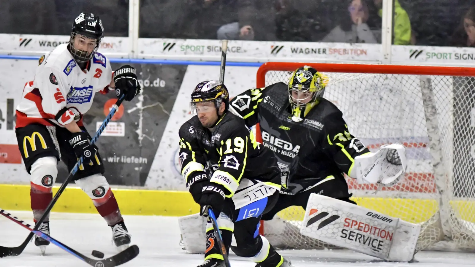Kevin Schmitt (Mitte) vom ERSC Amberg trägt auch weiterhin das Trikot des ERSC Amberg. (Archivbild: Hubert Ziegler)