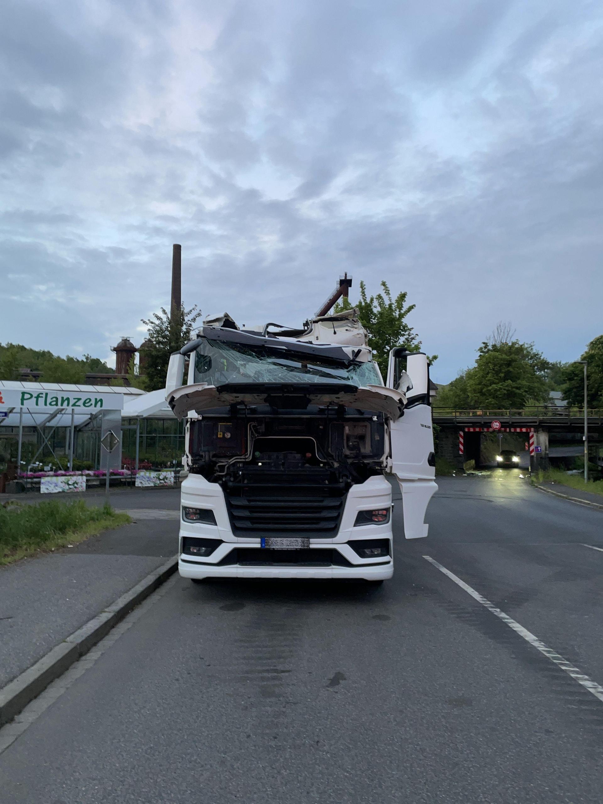 Ein 40-Tonner bleibt in Sulzbach-Rosenberg unter einer Brücke stecken. Der Fahrer übersteht das unverletzt, aber der Schaden ist erheblich. (Bild: Polizei Sulzbach-Rosenberg)
