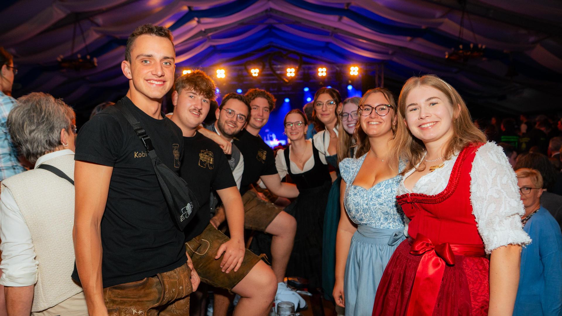 Sonntagabend auf der Pfreimder Kirwa. (Bild: Hannes Stock)