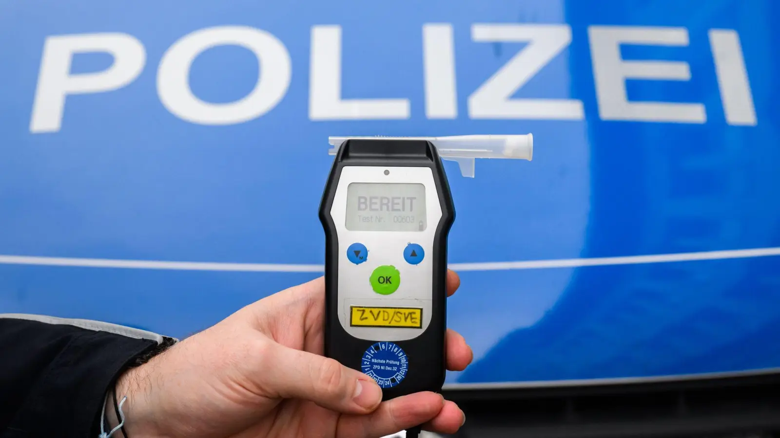 Ein 63-Jähriger erscheint betrunken bei der Polizeiinspektion Amberg und gerät selbst ins Visier der Ermittler. (Symbolbild: Julian Stratenschulte/dpa)