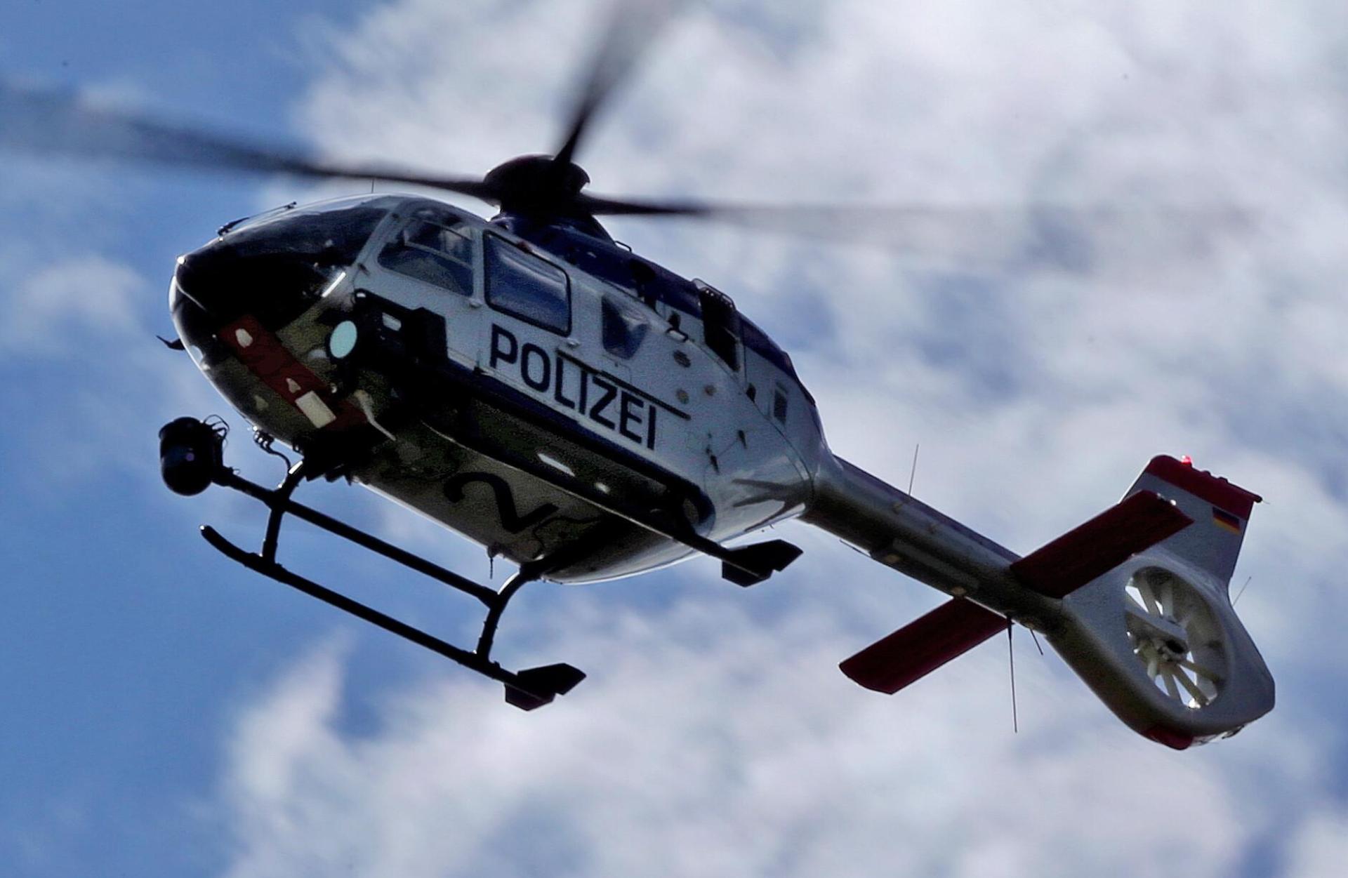 Ein Hubschrauber mit Wärmebildkamera beteiligt sich ebenfalls an der Suche nach dem 19-Jährigen. (Symbolbild: Jan Woitas/dpa)