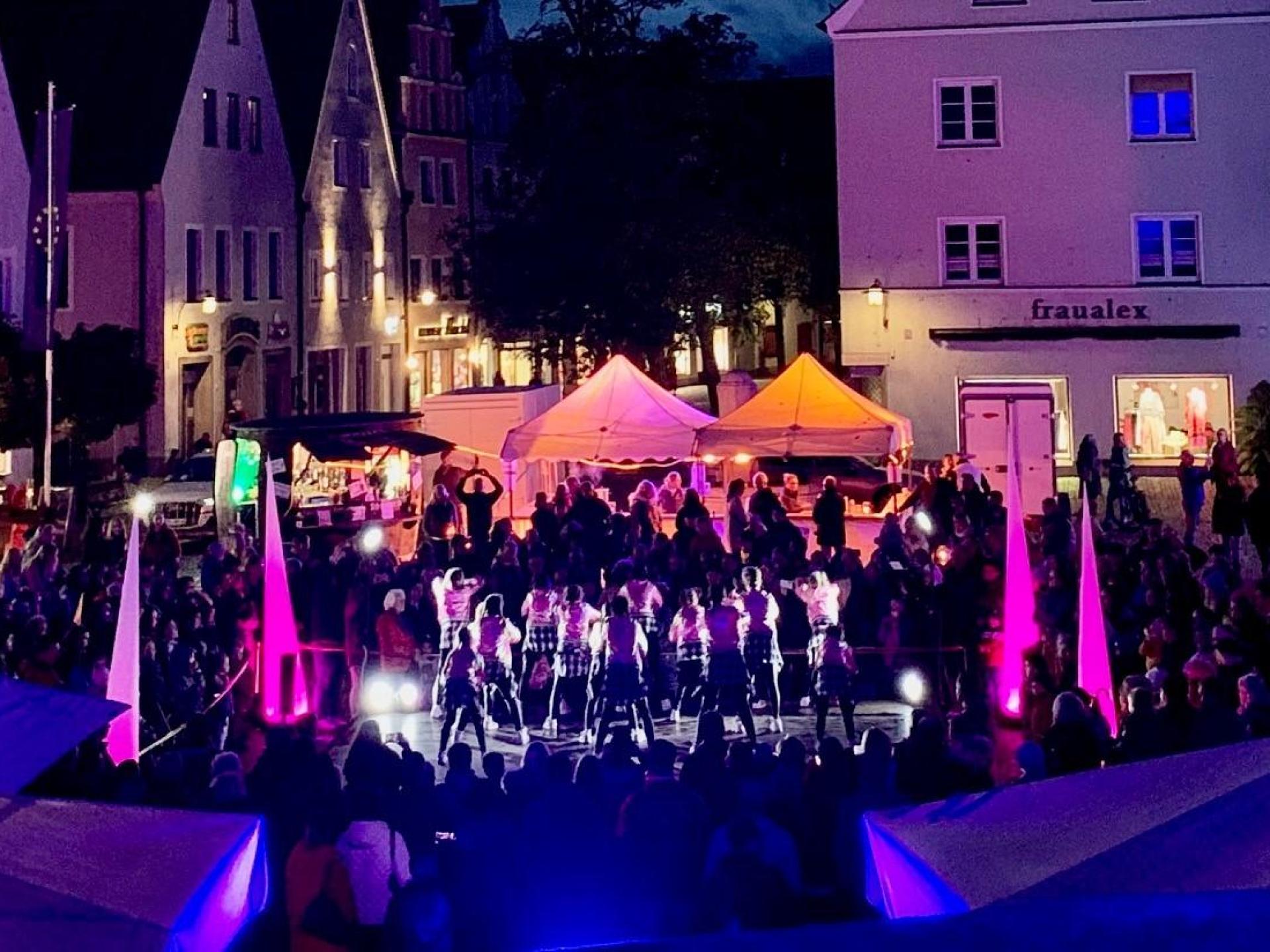 Am 30. Oktober lädt das Stadtmarketing Weiden wieder zur Veranstaltung „Kunstgenuss bis Mitternacht“. An 39 Stationen gibt es Kunstausstellungen, Konzerte, Tanz und Workshops.  (Archivbild: Gabi Schönberger)