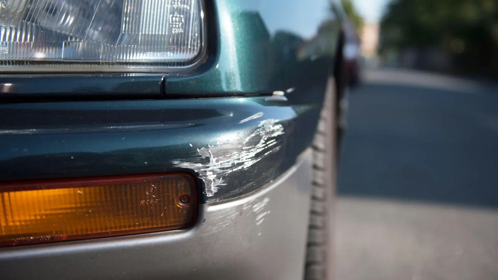 In Sulzbach-Rosenberg wurde ein VW Polo angefahren. (Symbolbild: Arno Burgi/dpa)
