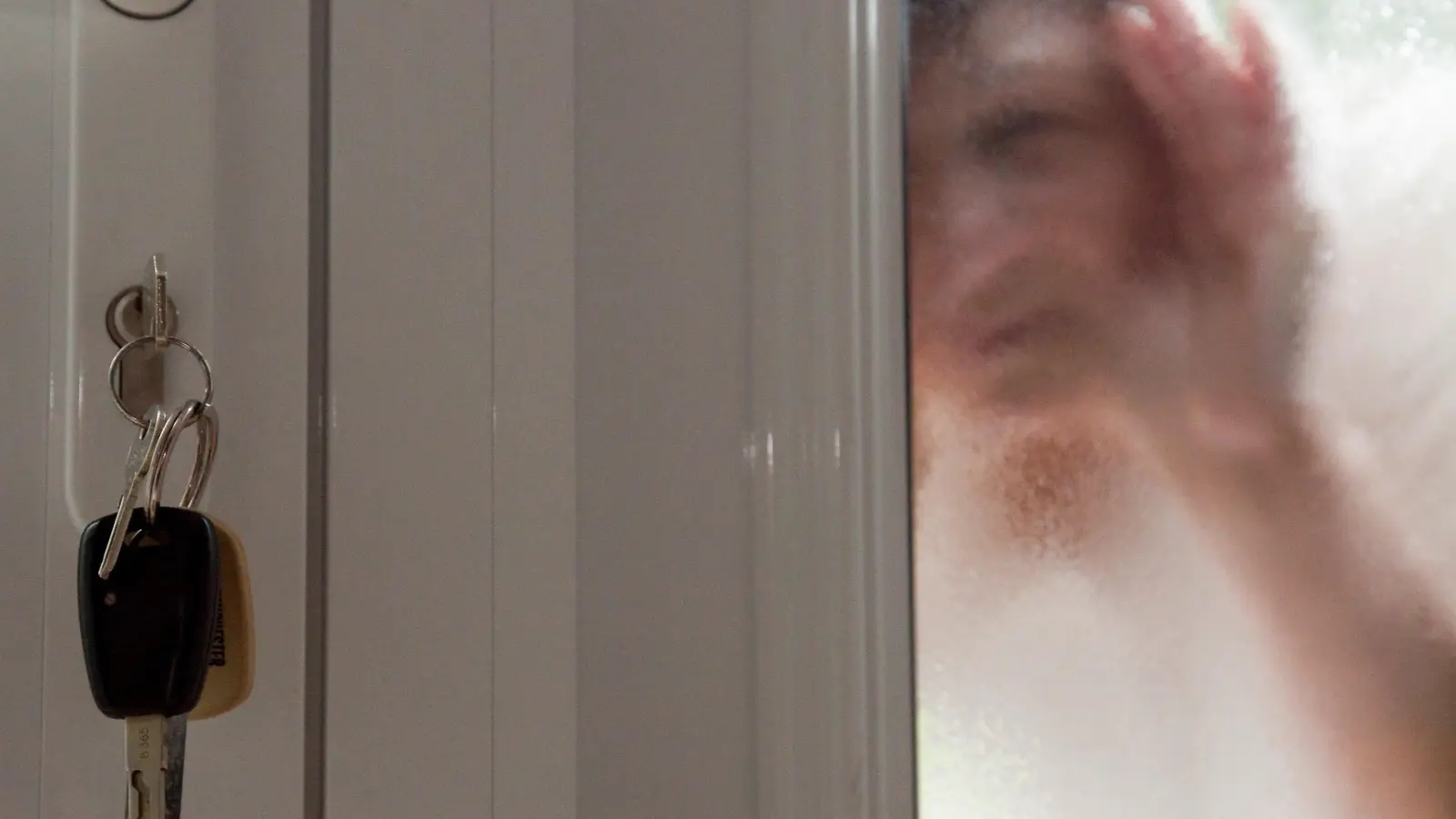 Die Stadtwerke Amberg warnen vor unseriösen Haustürgeschäften im Raum Amberg. „Besuche werden im Regelfall schriftlich angekündigt, und Außendienstmitarbeiter können sich mit einem Dienstausweis ausweisen”, heißt es in einer Pressemitteilung. (Symbolbild: Remmers/dpa)