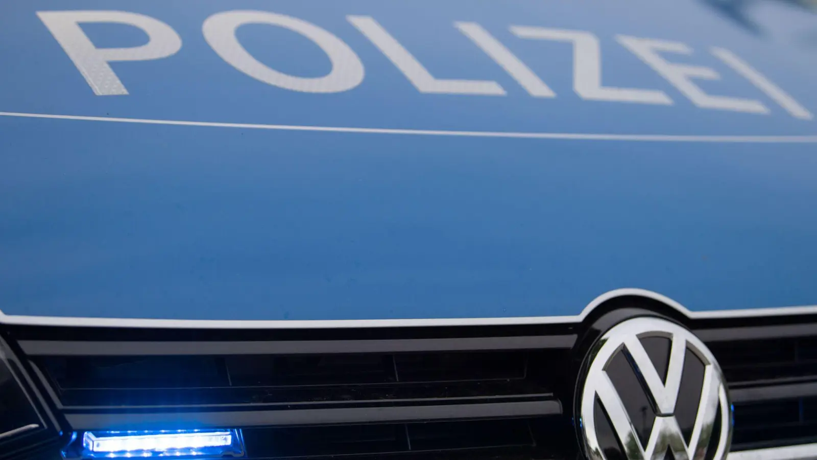 In der Amberger Altstadt wurde ein Auto angefahren. (Symbolbild: Lino Mirgeler/dpa)