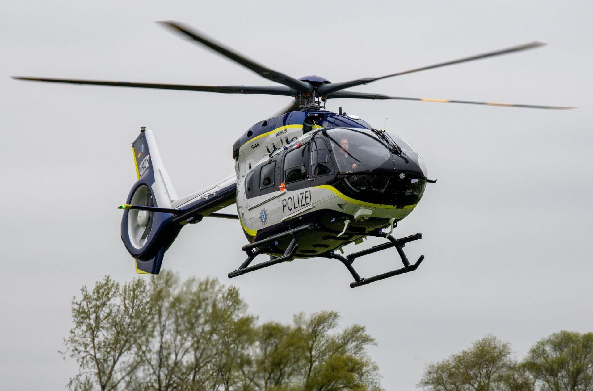 Bei der Fahndung der Polizei kam auch ein Hubschrauber zum Einsatz. (Symbolbild: Stefan Puchner/dpa)