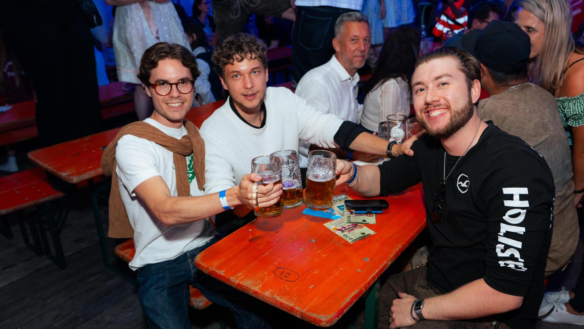 Gute Stimmung, volles Zelt und super Momentaufnahmen. (Bild: Hannes Stock)