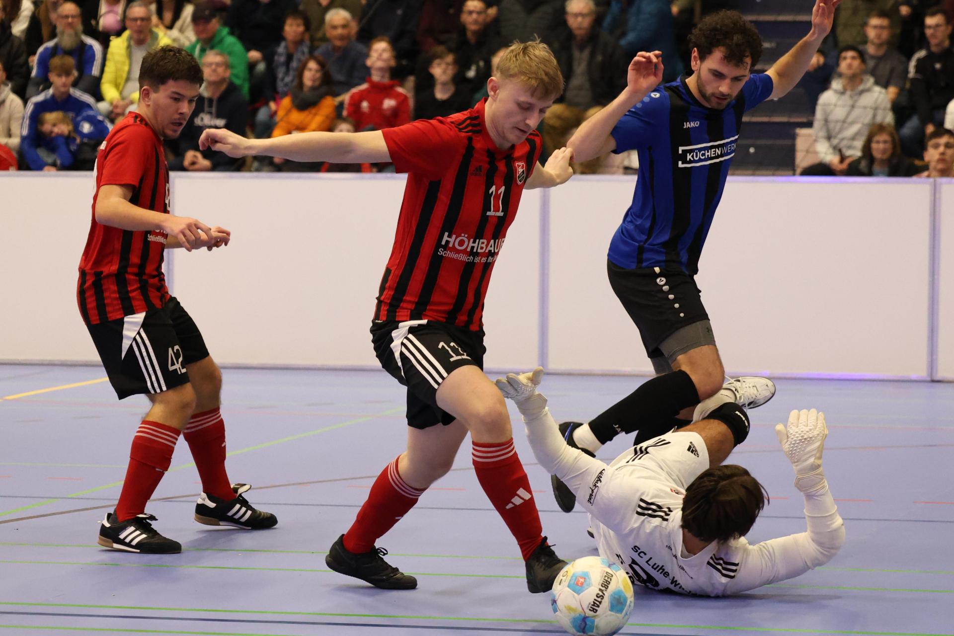 Benedikt Meckl (Mitte) erzielte damals im Finale gegen die SpVgg SV Weiden drei Tore für den SC Luhe-Wildenau. (Archivbild: Dieter Jäschke)