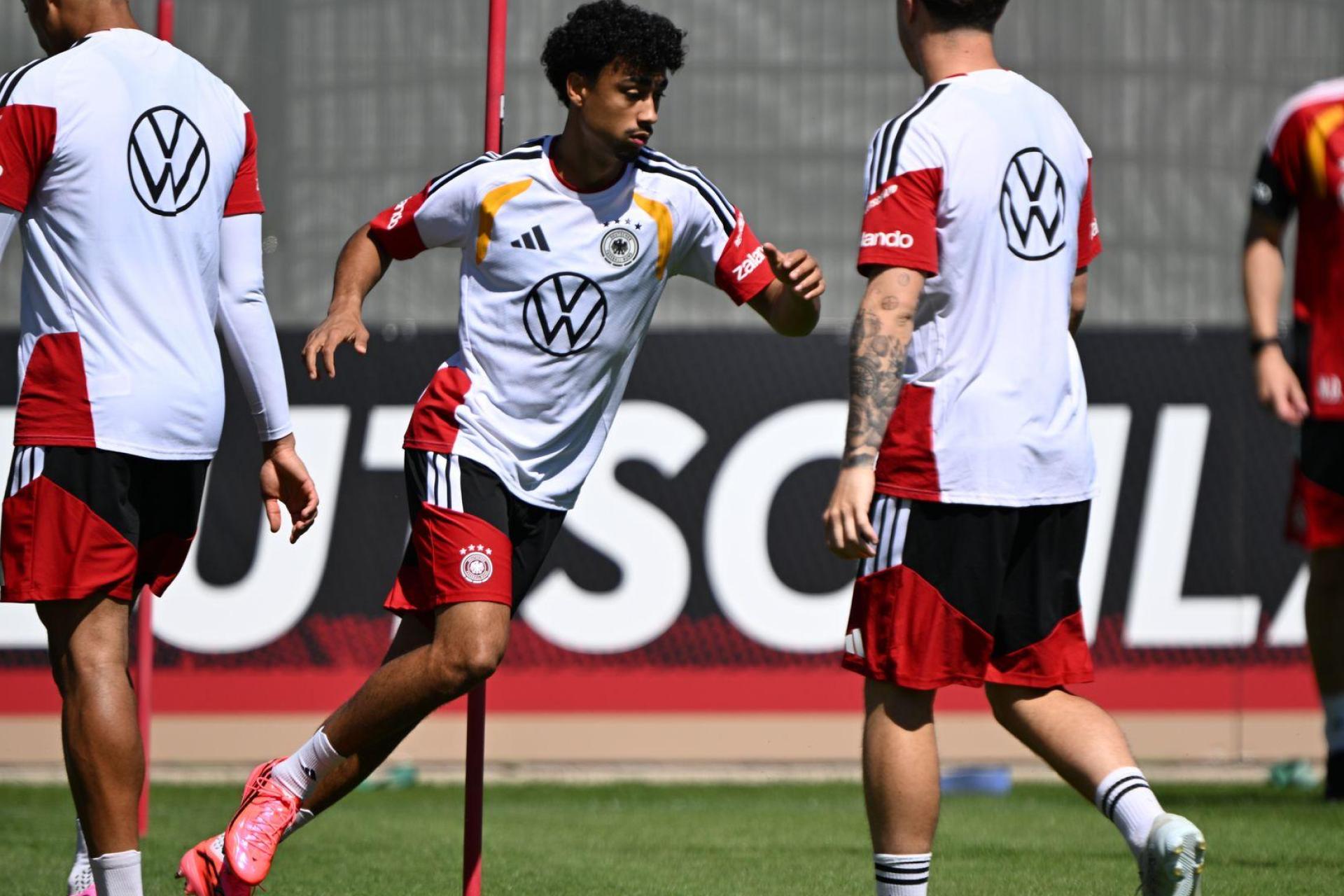 Nathaniel Brown (Mitte) beim Training mit der deutschen Nationalelf. Der Kümmersbrucker soll sich mit dem FC Bayern einig sein. (Bild: Federico Gambarini/dpa)