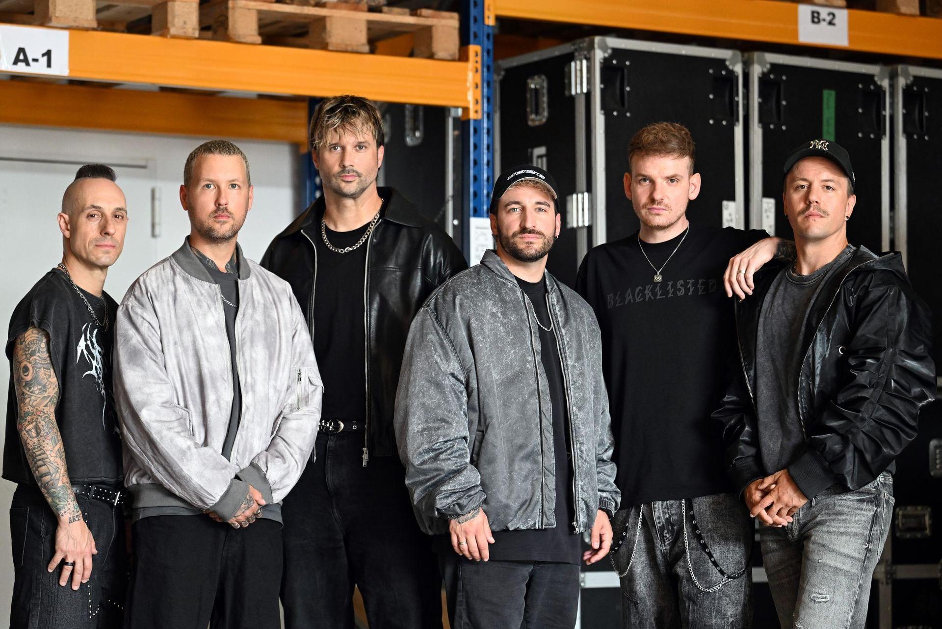 Die Gruppe um das Front-Duo Kevin Ratajczak und Nico Sallach ist bekannt für ihren Mix aus Metal und allem, was die Musikindustrie sonst noch so hergibt. (Bild: Federico Gambarini/dpa)