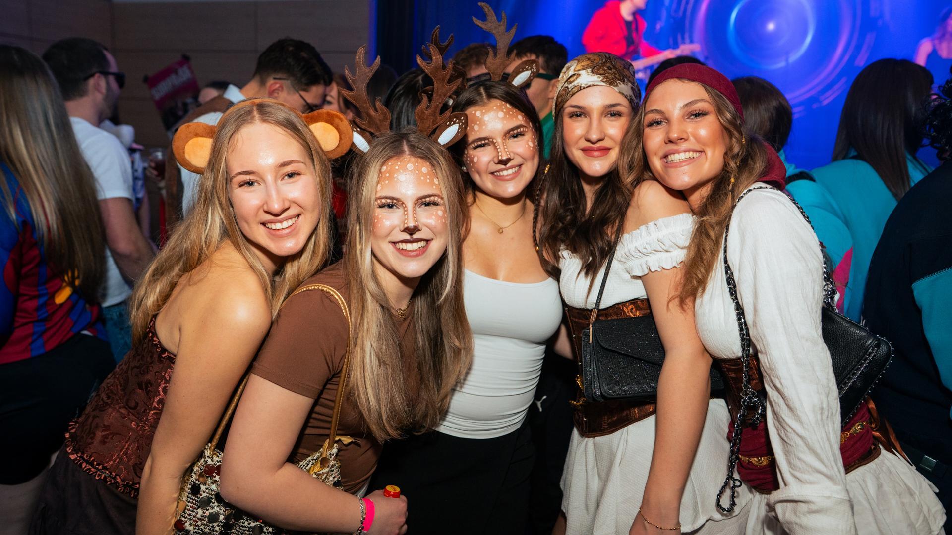 Am Sportlerball in Schirmitz gings mit Vollgas weiter im Faschingstreiben.  (Bild: Hannes Stock)