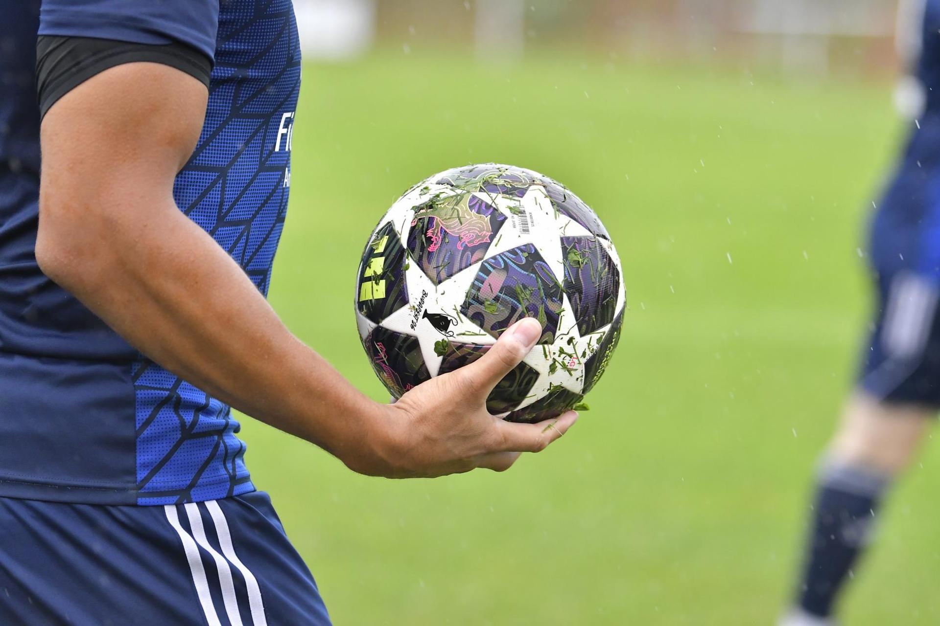 Ein Fußballspiel in Maxhütte-Haidhof endet in einer Auseinandersetzung. Ein Zuschauer greift einen Spieler an. (Symbolbild: Hubert Ziegler)