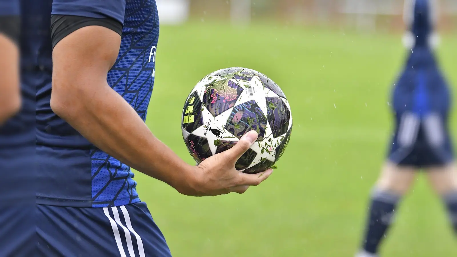 Ein Fußballspiel in Maxhütte-Haidhof endet in einer Auseinandersetzung. Ein Zuschauer greift einen Spieler an. (Symbolbild: Hubert Ziegler)