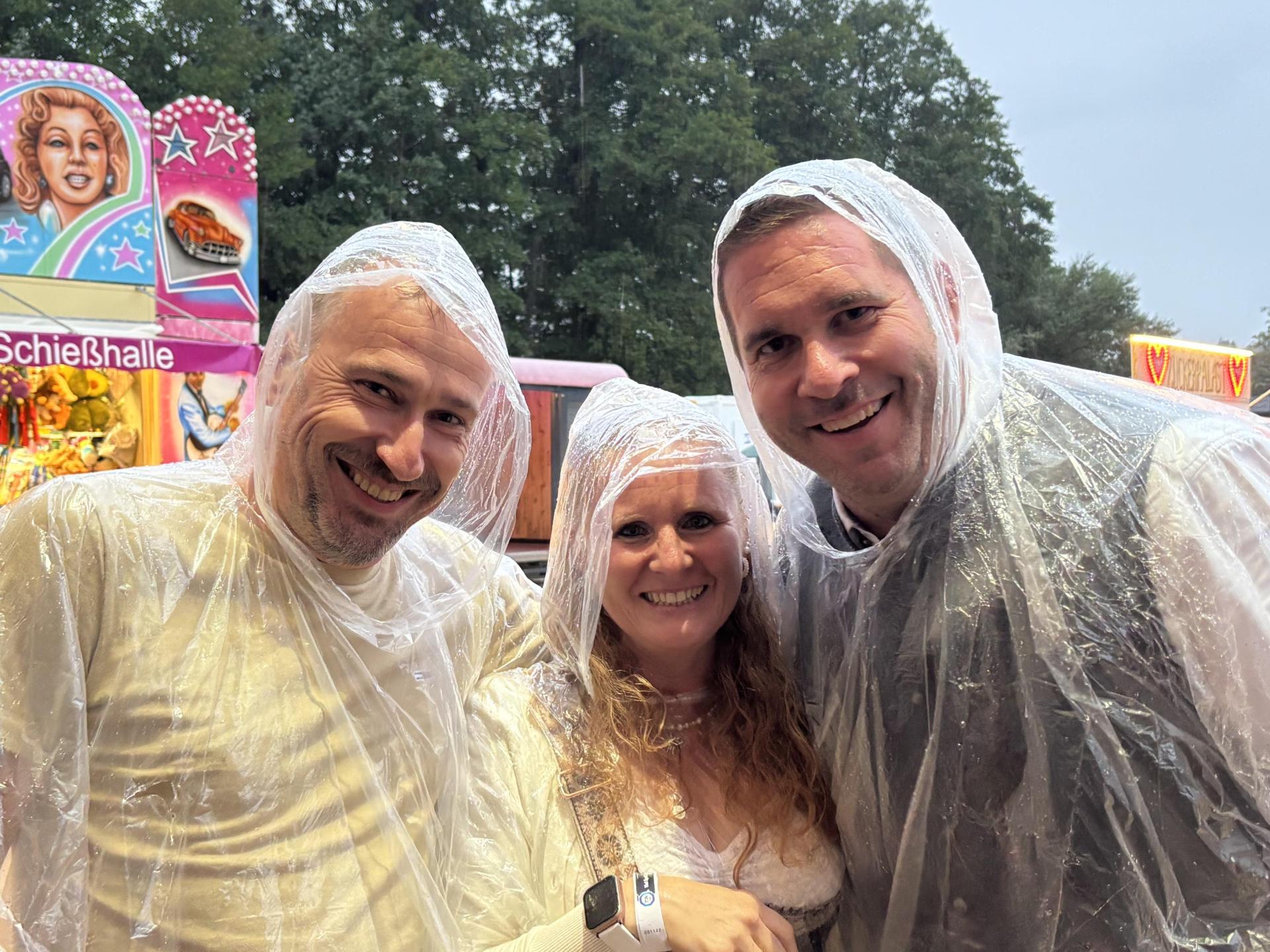 Besucher tragen Ponchos, um sich beim Anstehen vor dem Regen zu schützen. (Bild: mcl)