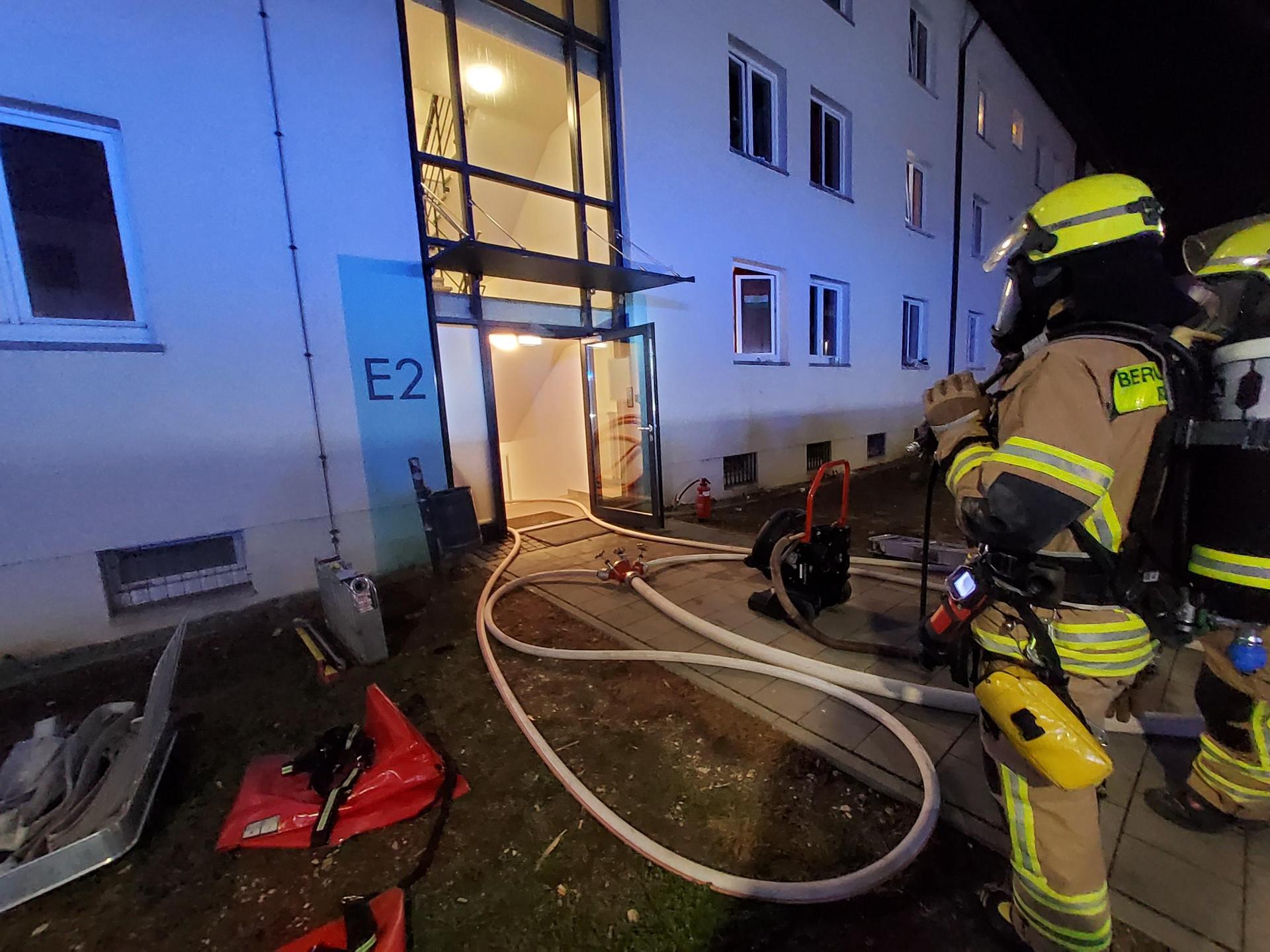 In einem Wohnheim in Regensburg brach Feuer in Küche und Bad aus. Verletzt wurde niemand, die Polizei untersucht Brandursache und Schaden. (Bild: Berufsfeuerwehr Regensburg)