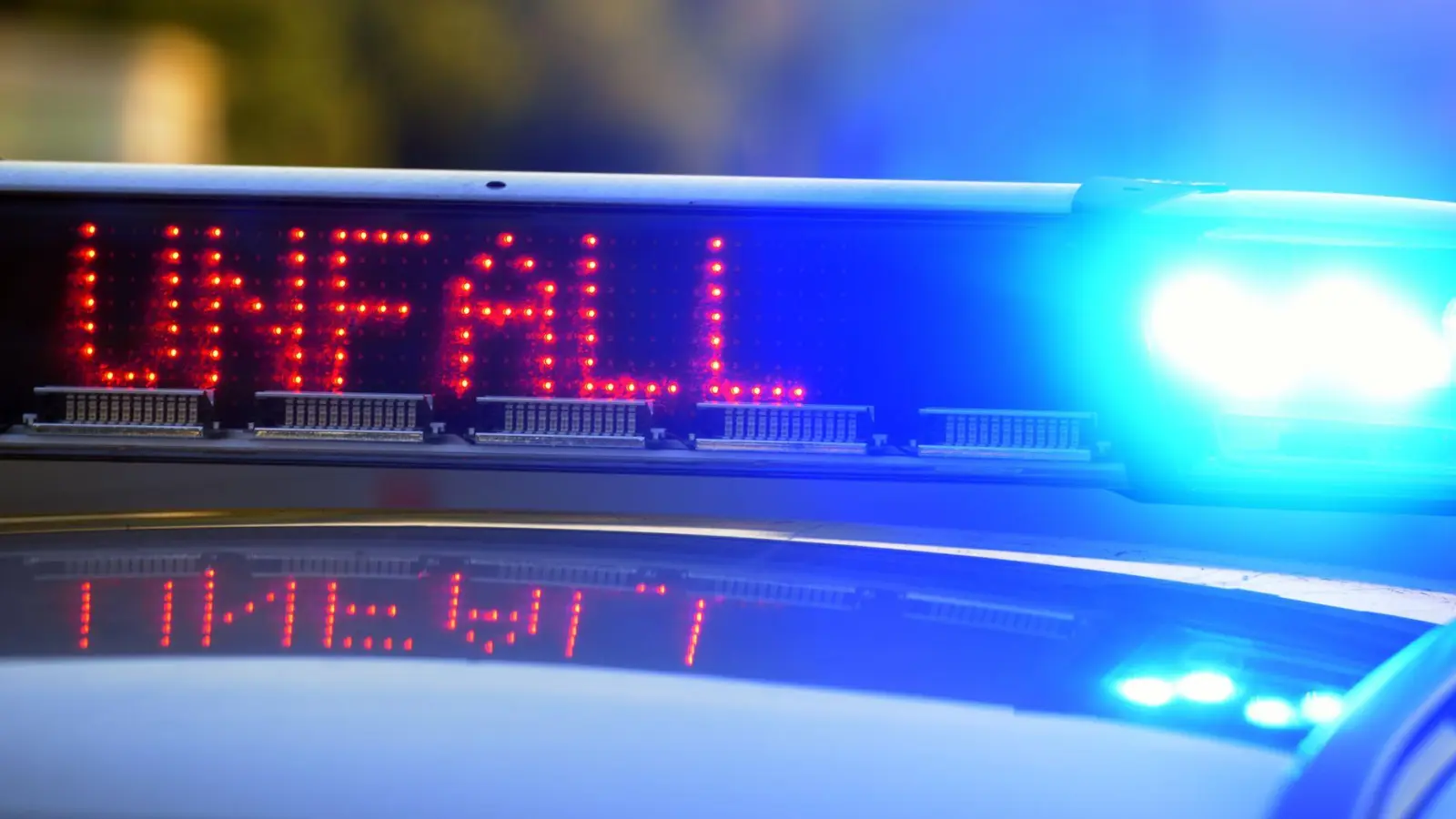 Auf der Staatsstraße 2238 von Hirschau in Richtung Amberg kam es am späten Dienstagnachmittag zu einen Frontalzusammenstoß mit fünf verletzten Personen. Die Polizei sucht einen Lkw-Fahrer als Zeugen. (Bild: Stefan Puchner/dpa)