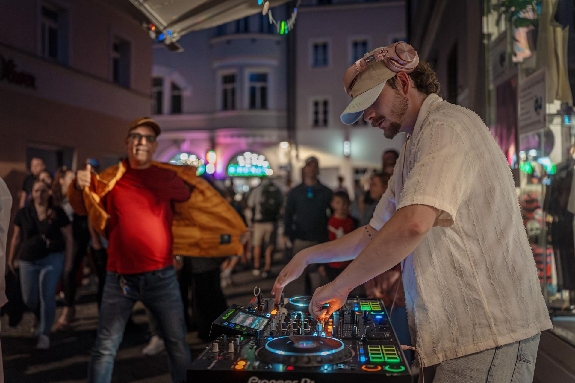 Amberg feiert Altstadtfest und macht die Nacht zum Tag. (Bild: Michael Golinski)