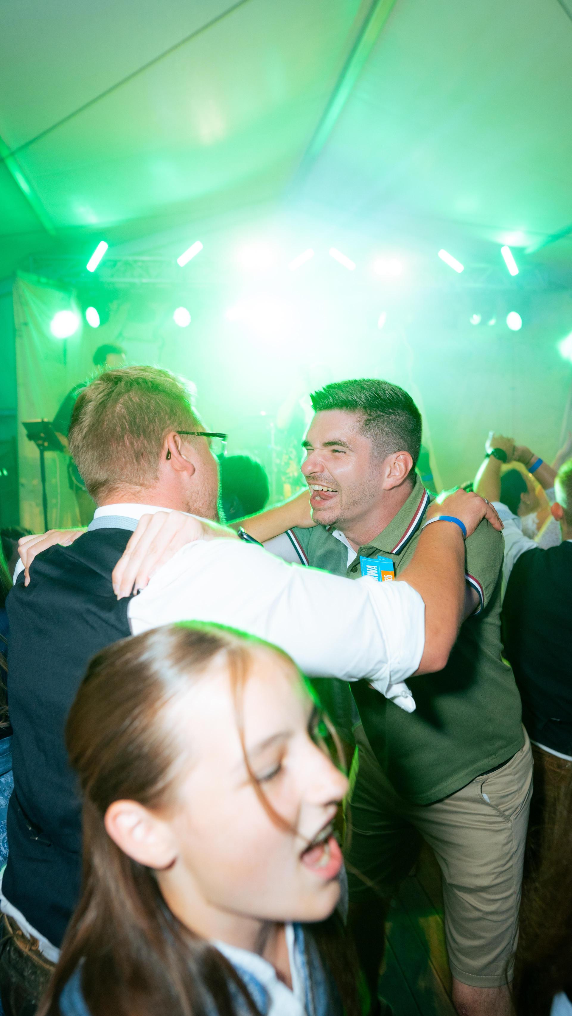 Gute Stimmung, volles Zelt und super Momentaufnahmen. (Bild: Hannes Stock)