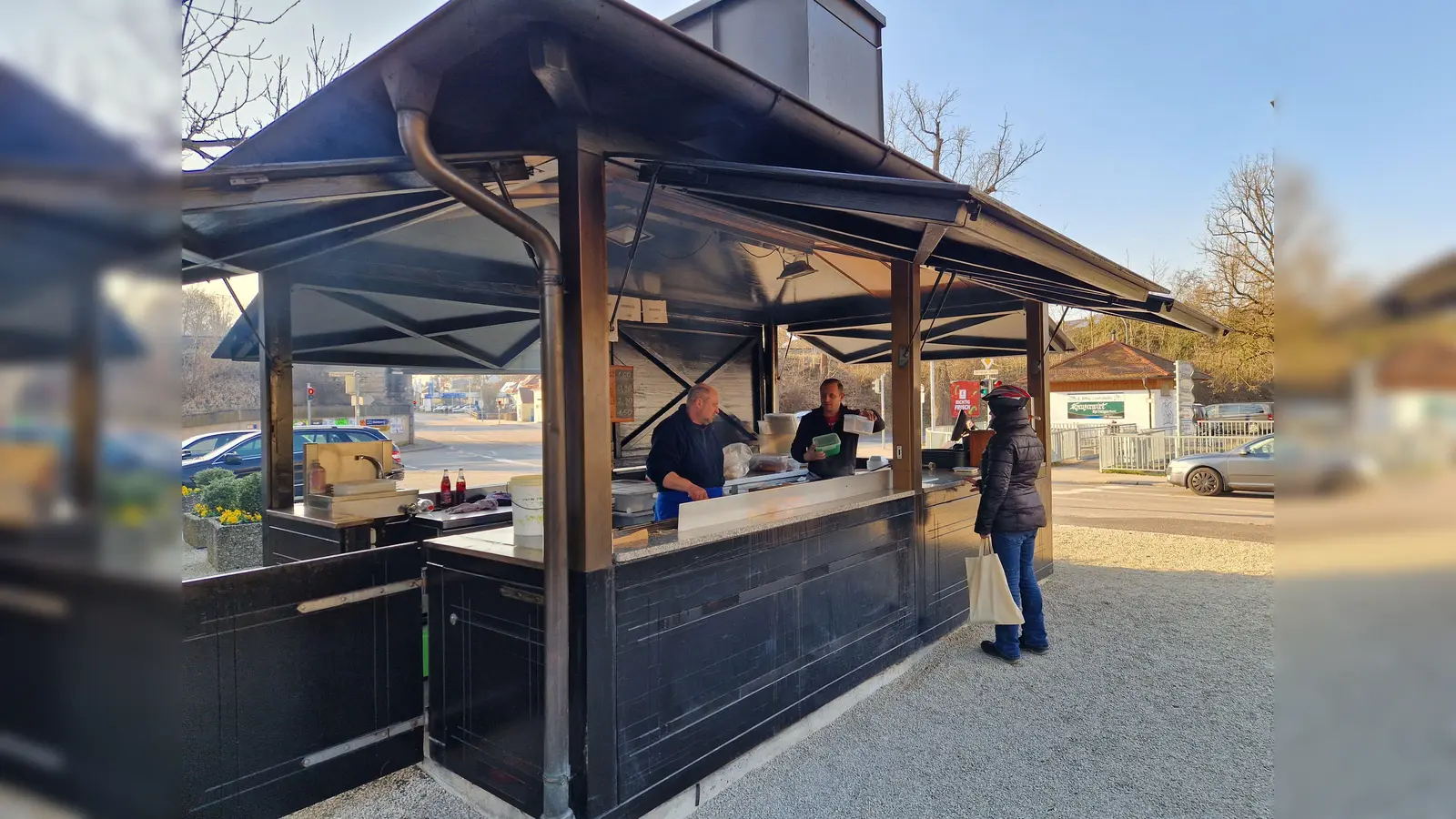 Die meisten Kunden kämen, um Essen mitzunehmen, heißt es vom Kreuzerwirt-Personal. Im Biergarten unter den alten Obst- und Kastanienbäume sitzen in diesen Tagen nur wenige – vielen sind die Temperaturen noch zu frisch. (Bild: Tobias Gräf)