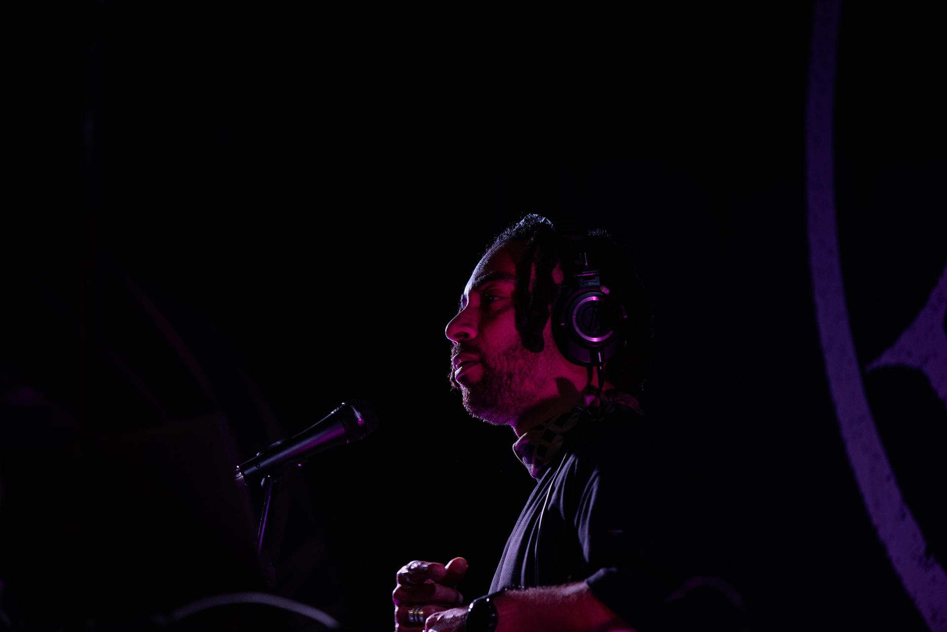 Der Berliner DJ „Ghanaian Stallion” begleitet Megaloh auf seiner Tour. (Bild: Jolanda Selting)