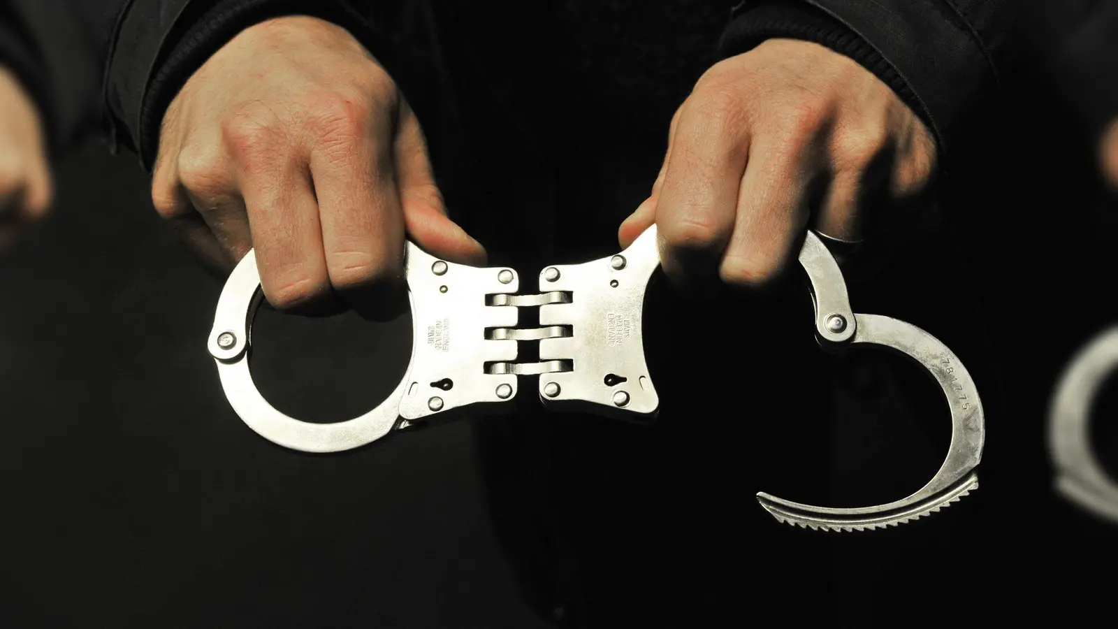 Die Polizei nahm einen 20-Jährigen fest. Er steht unter Verdacht das Feuer im Stockerhutweg in Weiden gelegt zu haben. (Symbolbild:  Boris Roessler/dpa)
