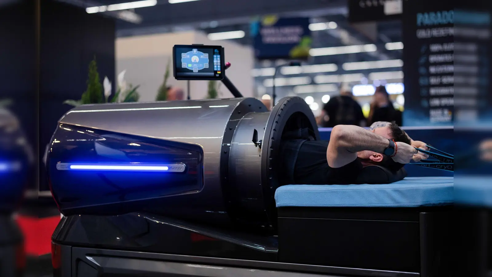 Mit den Armen trainieren, während der restliche Körper im „Flow System“ des Geräteherstellers Art of Cryo durch Über- und Unterdruck stimuliert wird. (Bild: Rolf Vennenbernd/dpa)