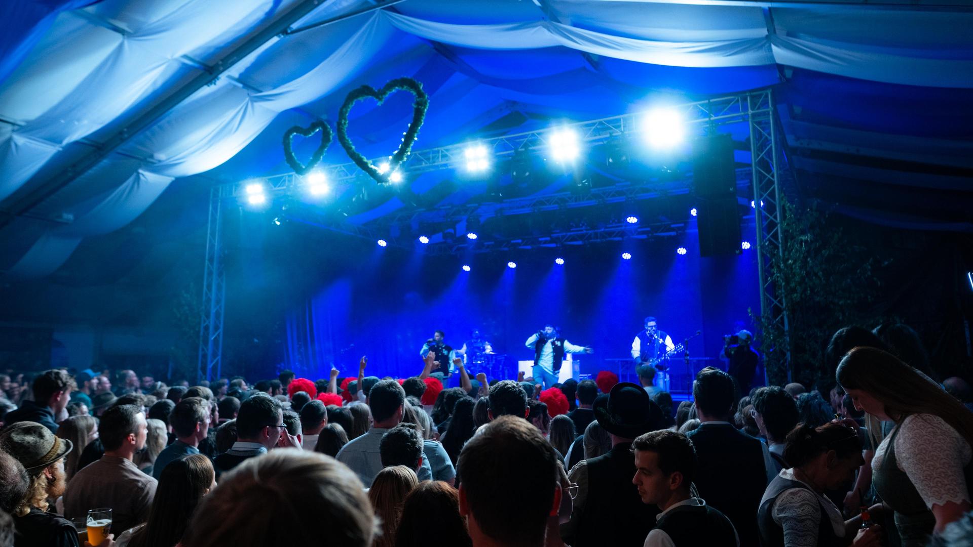 Sonntagabend auf der Pfreimder Kirwa. (Bild: Hannes Stock)