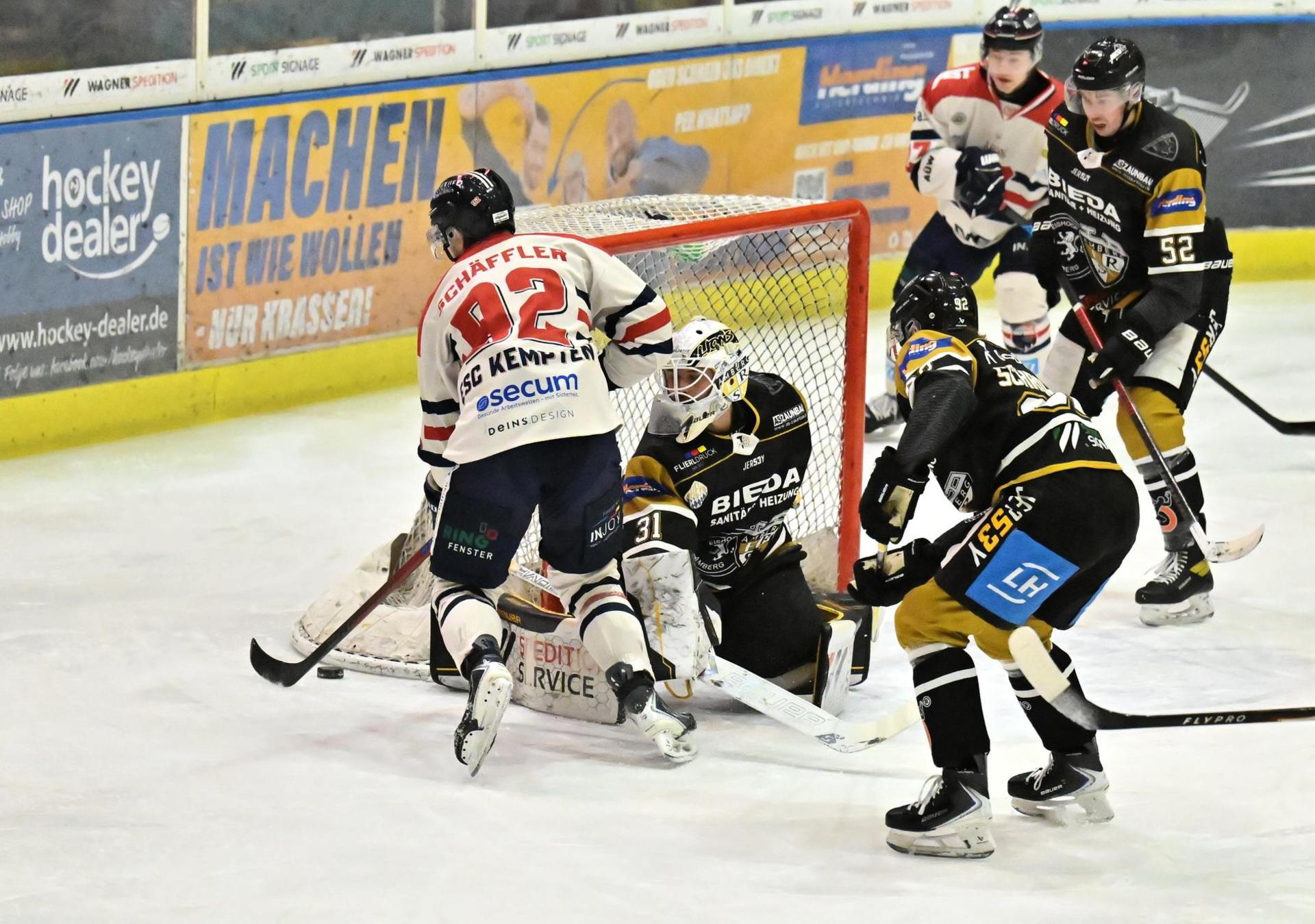 Zum Bayernliga-Saisonauftakt am 4. Oktober empfängt der ERSC Amberg den ESC Kempten. In der abgelaufenen Saison gewannen die Vilsstädter mit 4:2 (Szene). (Archivbild: Hubert Ziegler)