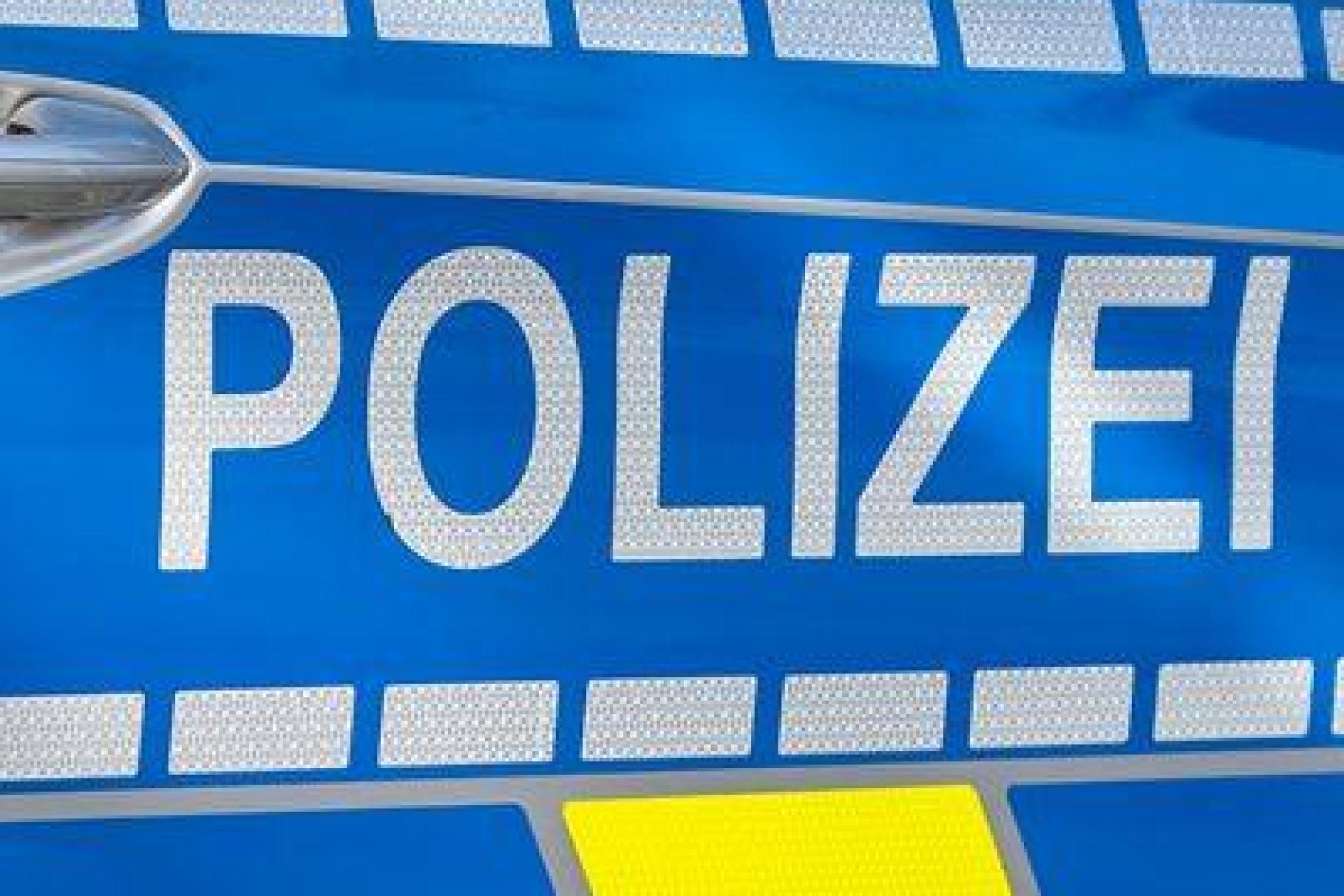 Die Kriminalpolizei hat in Eschenbach bei einem 31-Jährigen Drogen und zwei Messer entdeckt. (Symbolbild: David Inderlied/dpa)