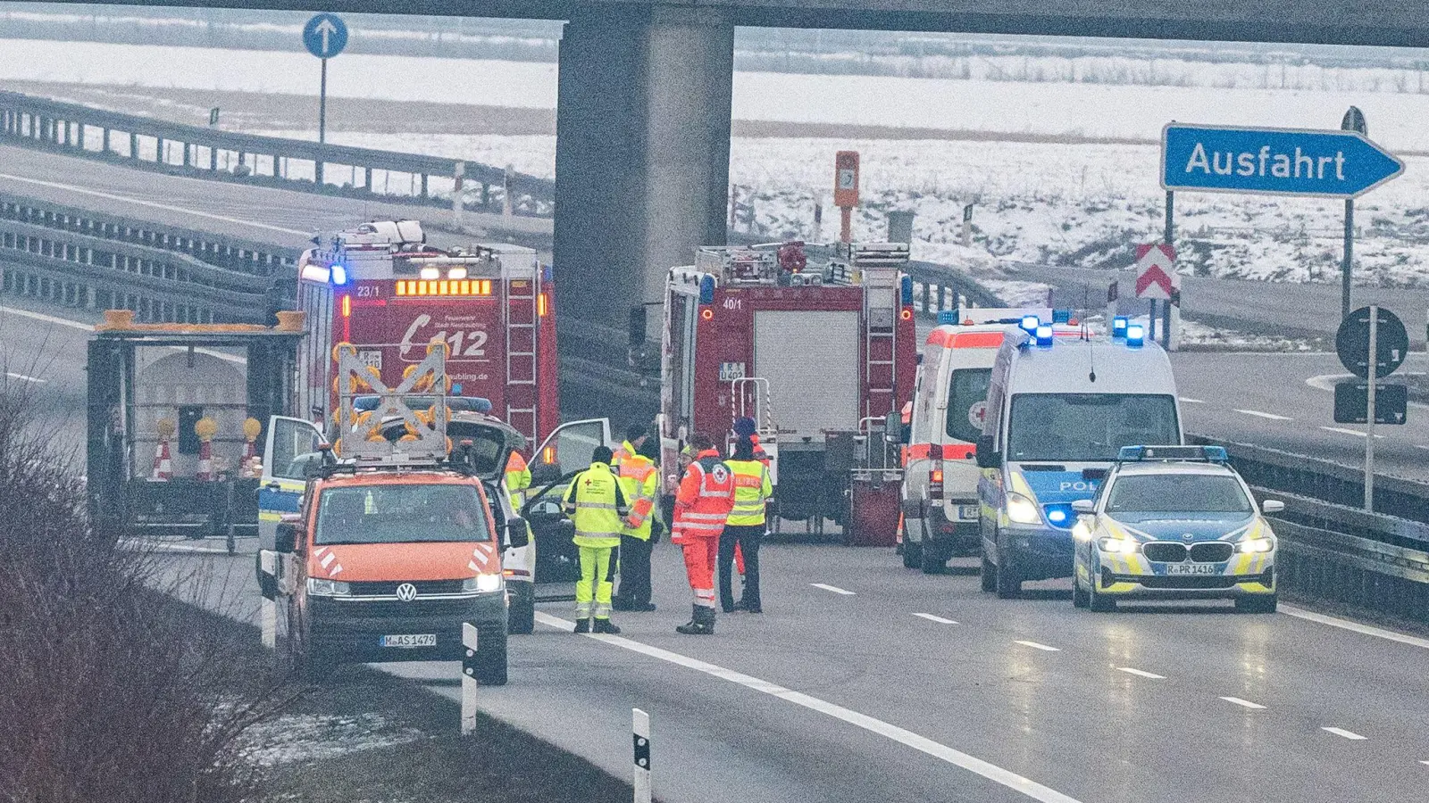 Die A3 blieb in Fahrtrichtung Passau bis zur Mittagszeit gesperrt. (Bild: Armin Weigel/dpa)