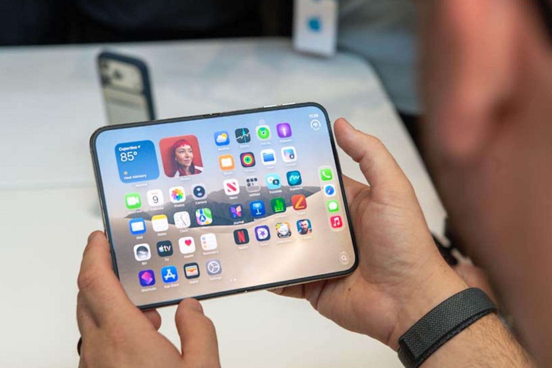 Laut Apple soll beim iPhone Duo die Falte in der Mitte des aufklappbaren Bildschirms deutlich weniger sichtbar sein als in Modellen der Konkurrenz. (Bild: Andrej Sokolow/dpa)