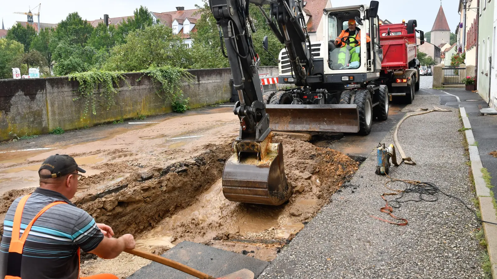 Am Sonntagvormittag wurde in der Fronfestgasse in Amberg gearbeitet, um den Wasserrohrbruch zu beheben.  (Bild: Petra Hartl)