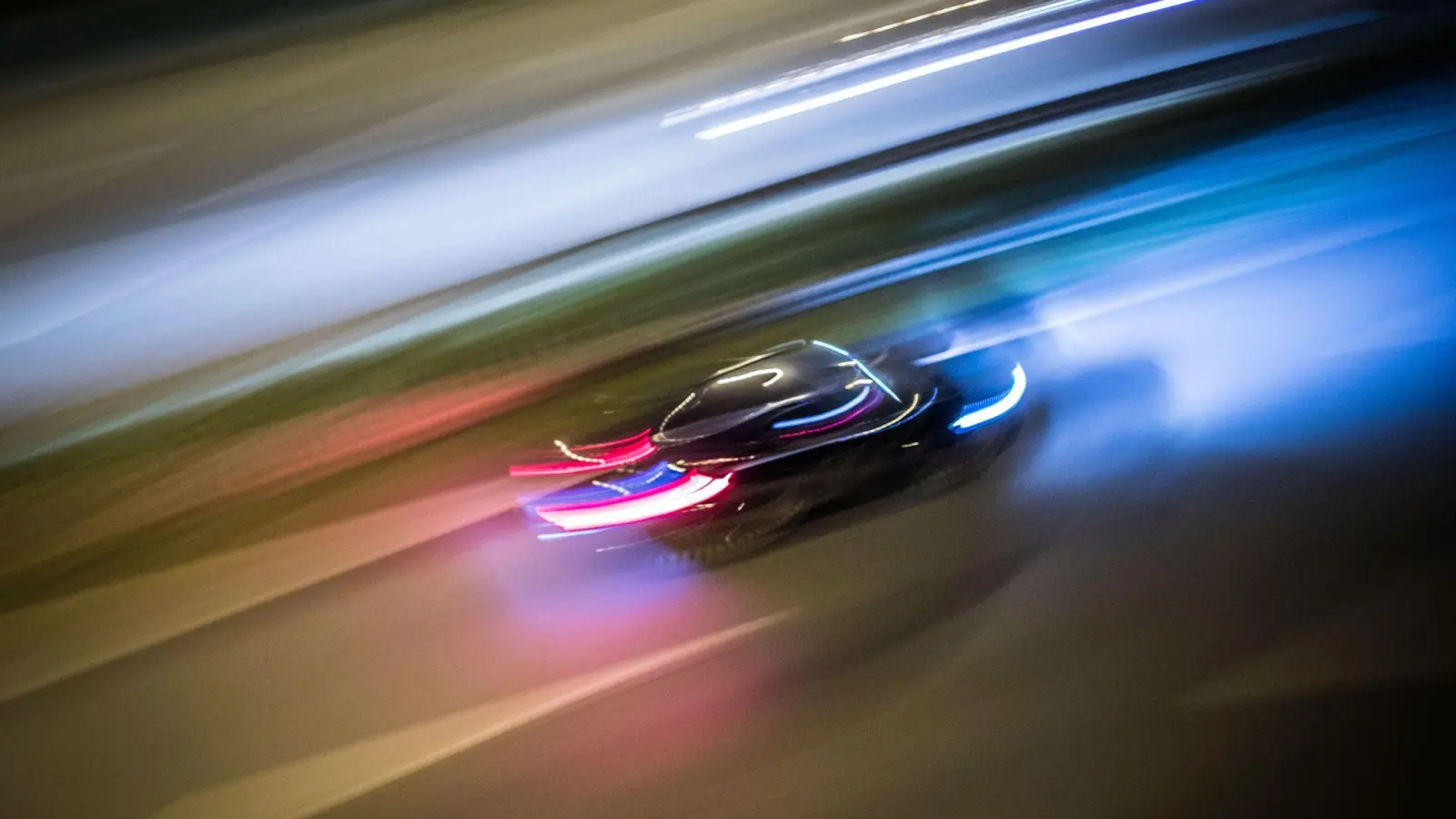 Autorennen sind auf öffentlichen Straßen verboten. Bei Vilseck wird gegen zwei Fahrer ermittelt.  (Symbolbild: Frank Rumpenhorst/dpa)