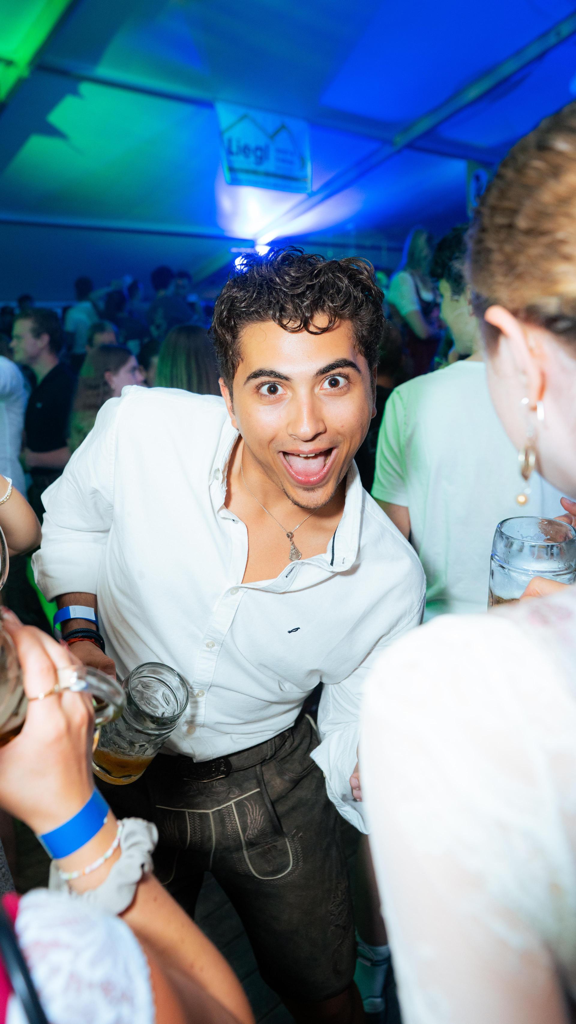 Gute Stimmung, volles Zelt und super Momentaufnahmen. (Bild: Hannes Stock)