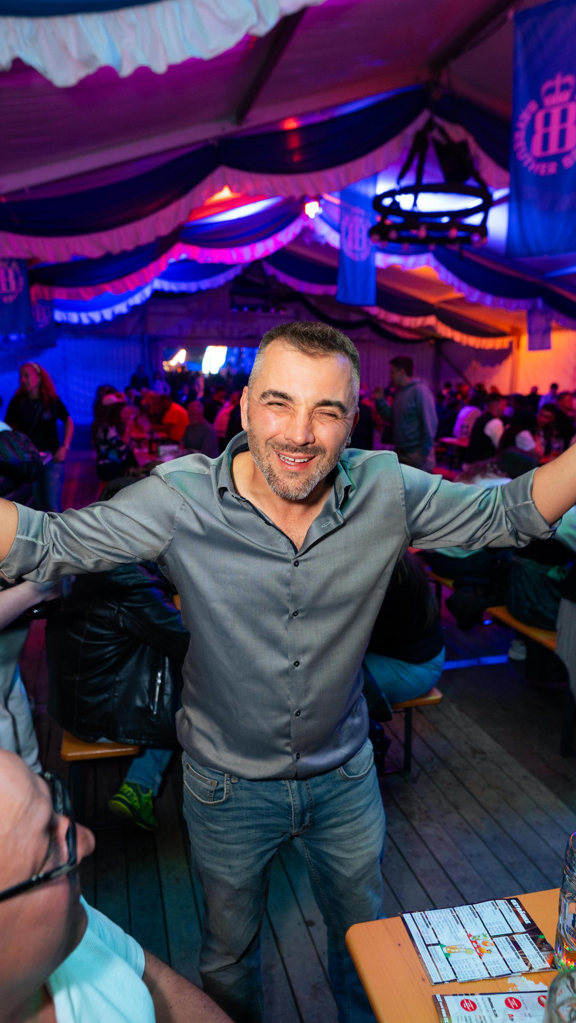Samstagabend am Weidner Volksfest. (Bild: Hannes Stock)