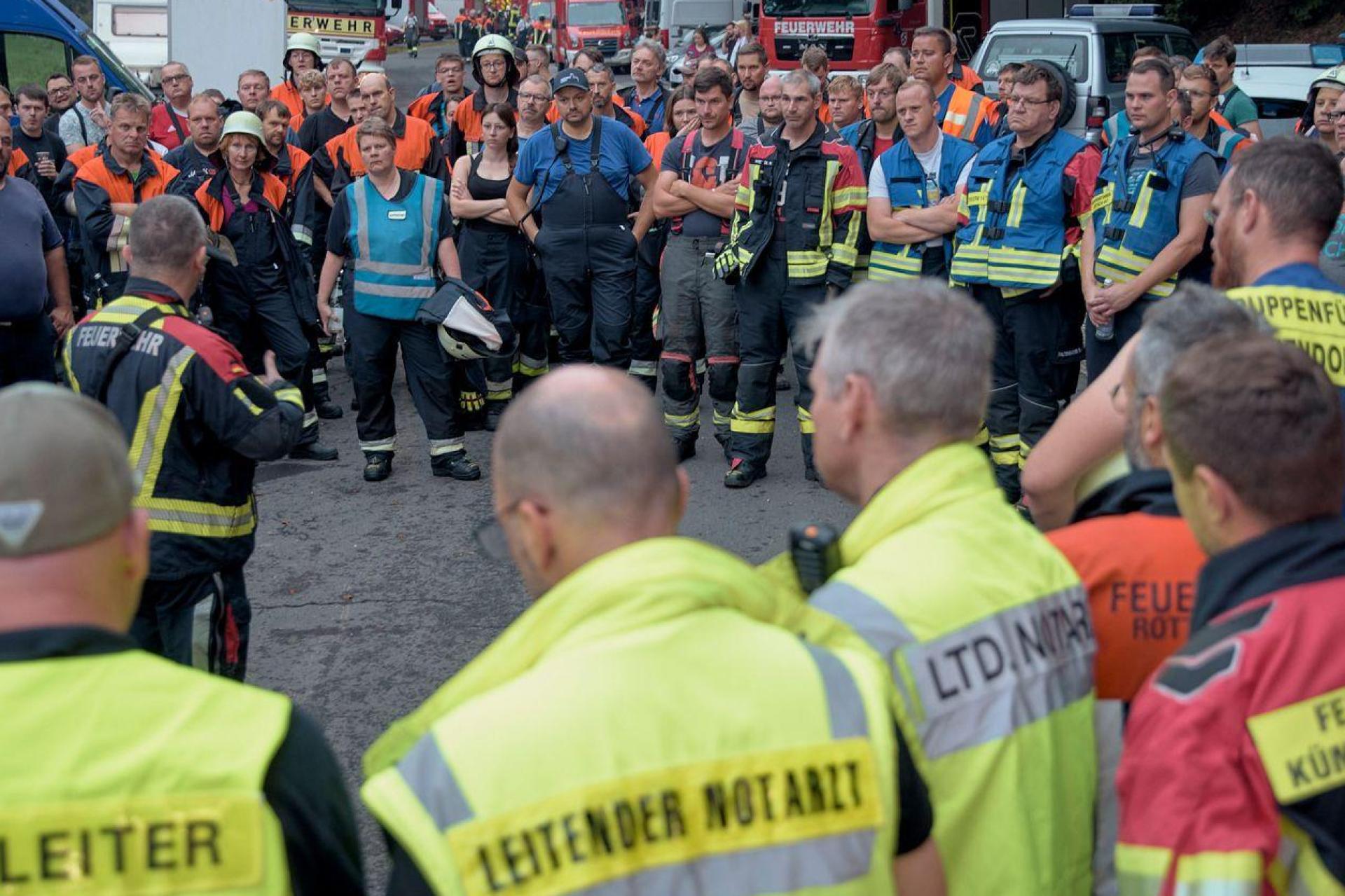 Einsatzkräfte sind bei einem Waldbrand im Einsatz. In der Nähe von Freudenberg im Landkreis Amberg-Sulzbach ist ein Waldbrand ausgebrochen. (Bild: Tizian Gerbing/dpa)