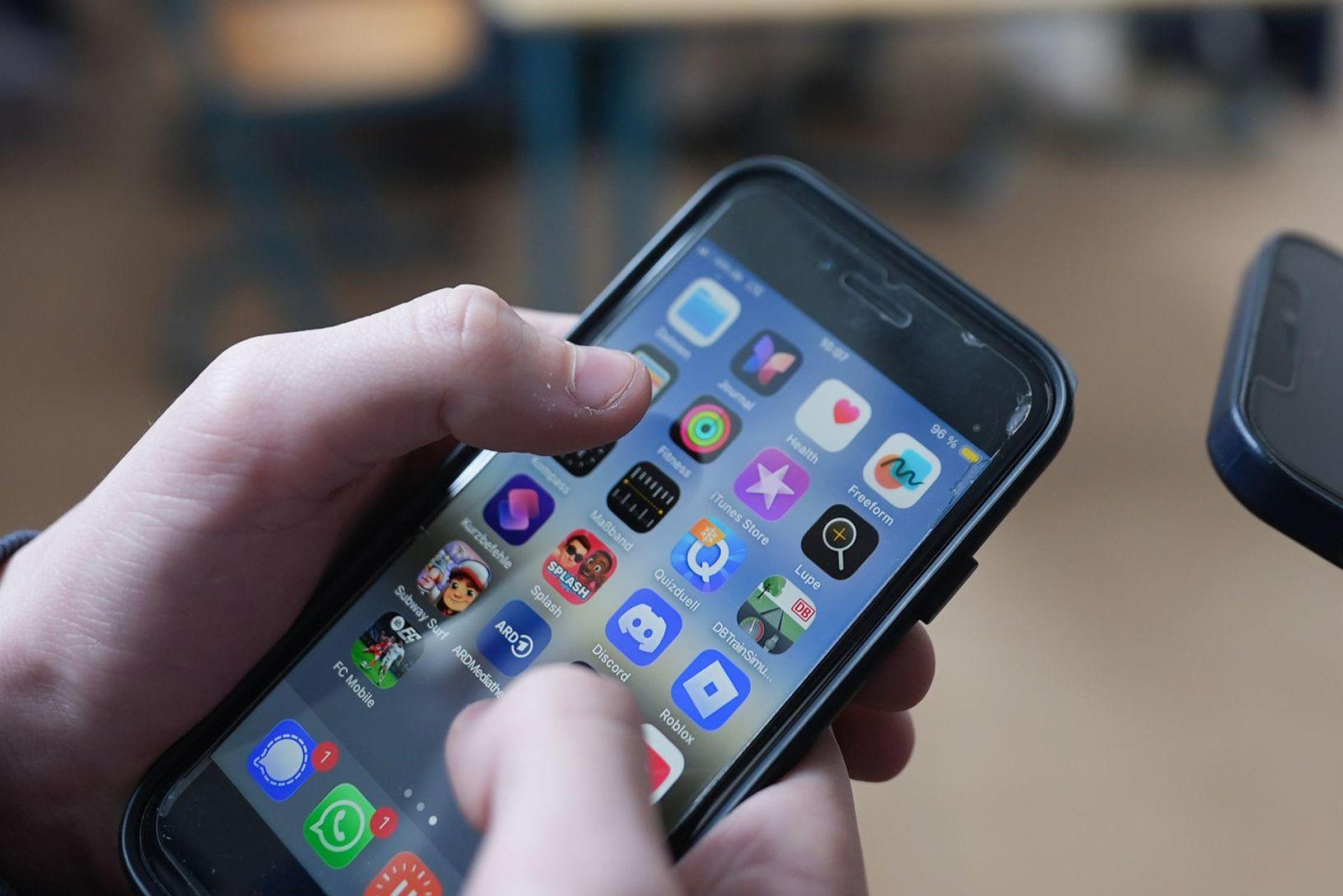 Wie oft, wie viel, wie lang? Die Nutzung digitaler Medien ist zwischen Eltern und ihren Kindern oft ein wunder Punkt. (Archivbild) (Bild: Marcus Brandt/dpa)