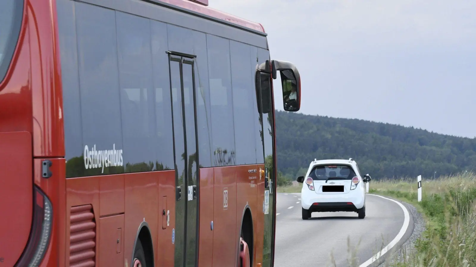 Eine Straßensperrung in Oed wirkt sich auch auf den Busverkehr aus.  (Symbolbild: Petra Hartl)