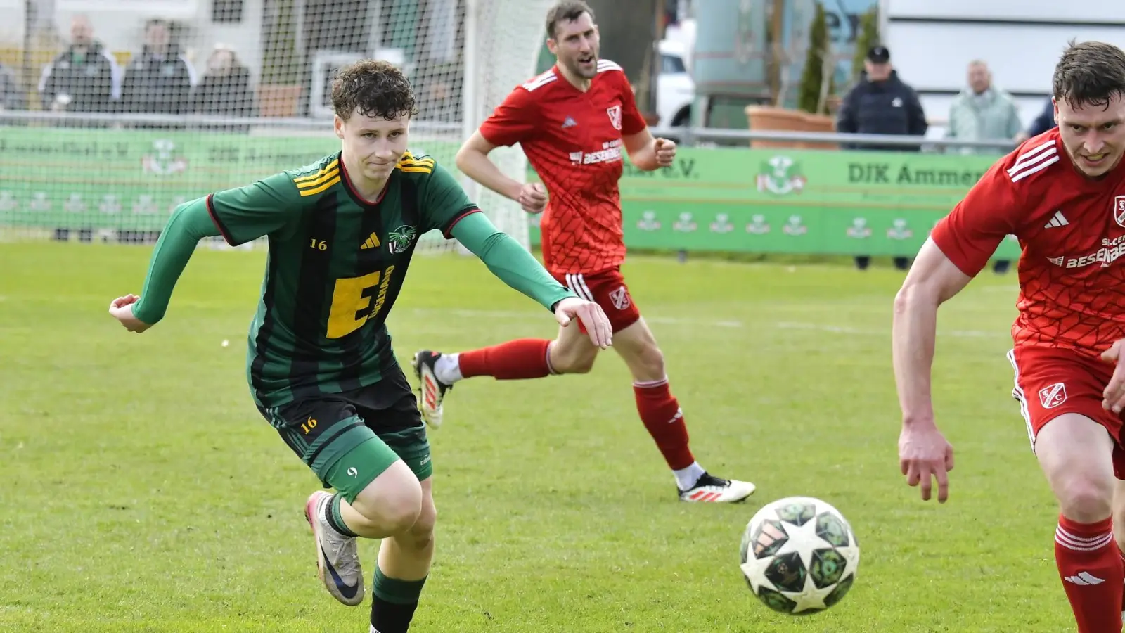 Simon Koberstein (links) wird ab der neuen Saison für den SV Raigering spielen.  (Bild: Hubert Ziegler)