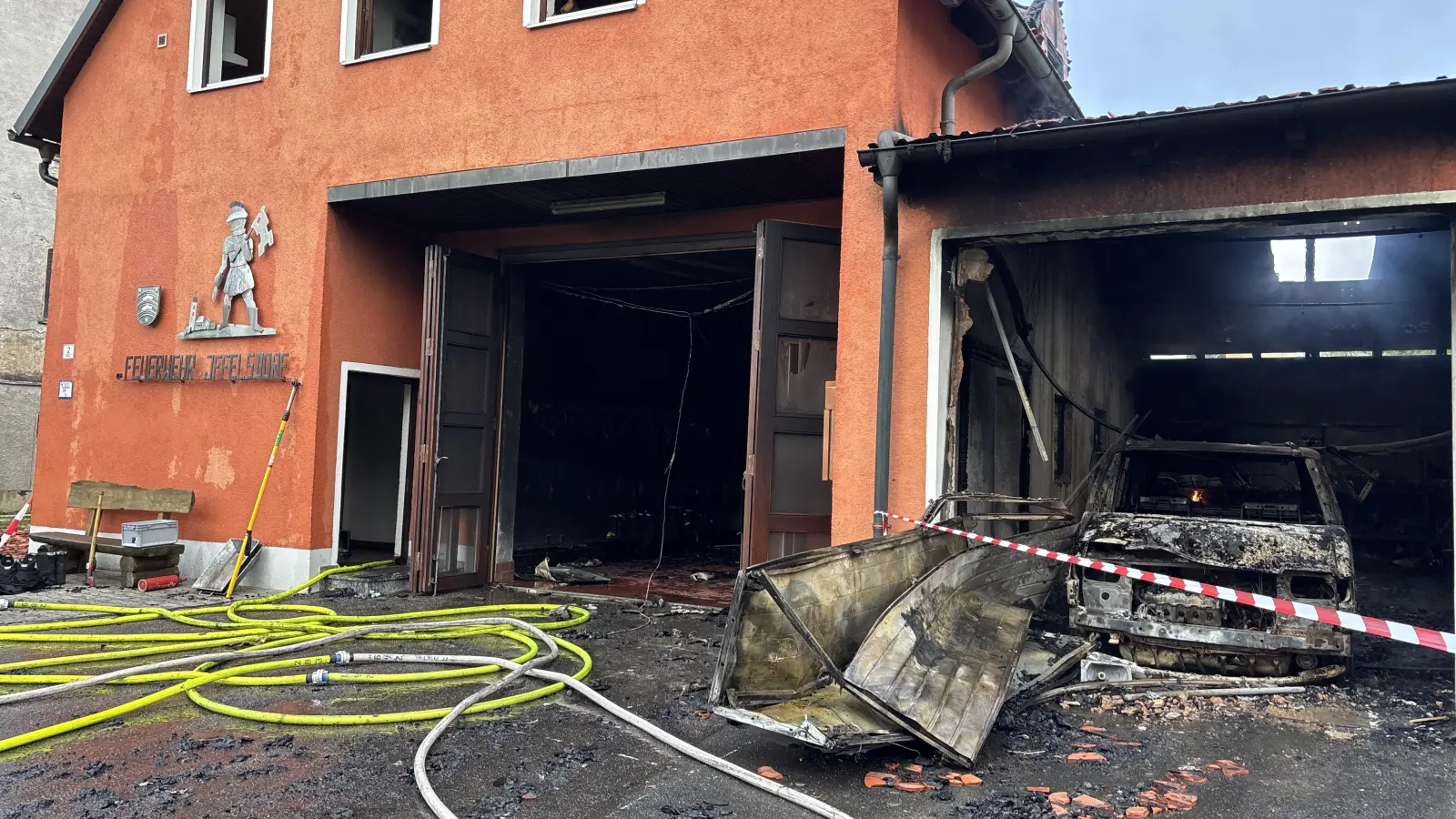 Das Iffelsdorfer Feuerwehrhaus ist nach einem Brand ein Totalschaden, schätzt die Polizei vor Ort am Donnerstag. (Bild: sbö)