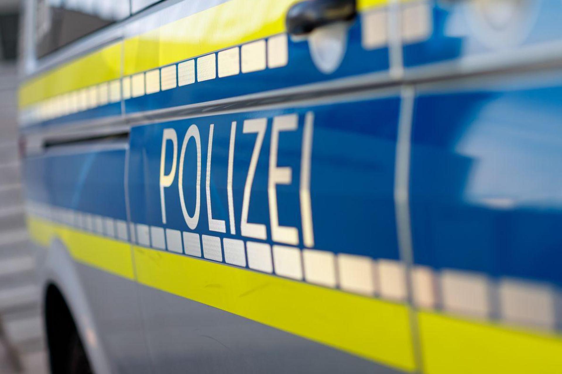 Ein unbekannter Fahrer beschädigt erneut das Vordach eines Drogeriemarktes in Weiden. Die Polizei sucht Zeugen. (Symbolbild: Daniel Karmann/dpa)